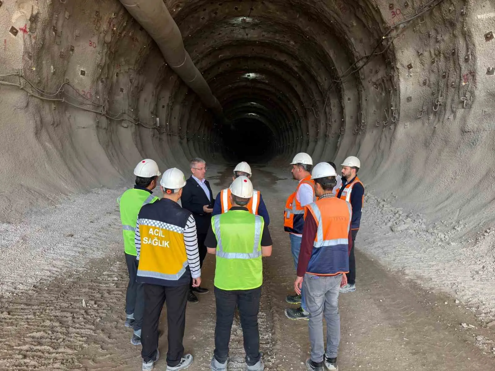 AK PARTİ KAYSERİ MİLLETVEKİLİ ŞABAN ÇOPUROĞLU; ANKARA-YERKÖY-KAYSERİ YÜKSEK HIZLI TREN (YHT) PROJESİ’NDE ÇALIŞMALARIN YOĞUN ŞEKİLDE SÜRDÜĞÜNÜ BELİRTEREK, 4 BİN 700 PERSONEL VE YAKLAŞIK BİN 400 İŞ MAKİNESİYLE SAHADA GECE GÜNDÜZ ÇALIŞILDIĞINI, FİZİKİ GERÇEKLEŞME ORANININ YÜZDE 58’E ULAŞTIĞINI İFADE ETTİ.