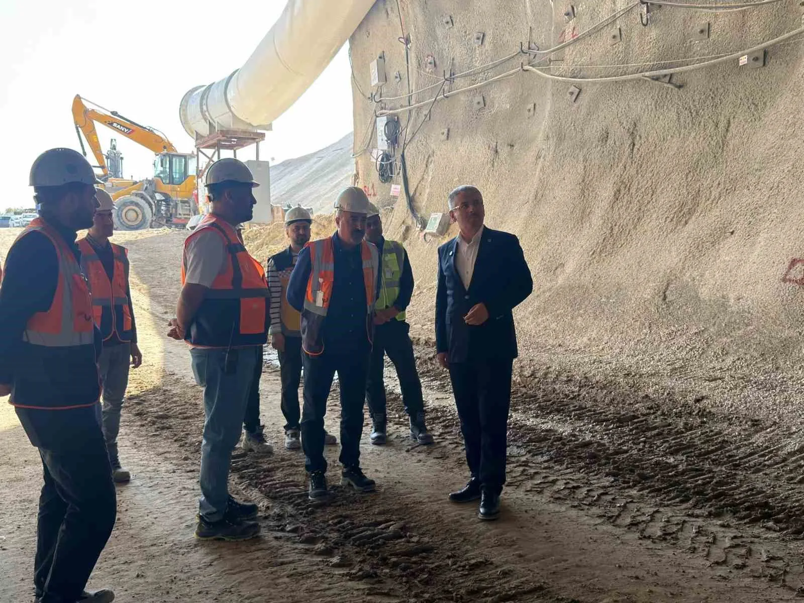 AK PARTİ KAYSERİ MİLLETVEKİLİ ŞABAN ÇOPUROĞLU; ANKARA-YERKÖY-KAYSERİ YÜKSEK HIZLI TREN (YHT) PROJESİ’NDE ÇALIŞMALARIN YOĞUN ŞEKİLDE SÜRDÜĞÜNÜ BELİRTEREK, 4 BİN 700 PERSONEL VE YAKLAŞIK BİN 400 İŞ MAKİNESİYLE SAHADA GECE GÜNDÜZ ÇALIŞILDIĞINI, FİZİKİ GERÇEKLEŞME ORANININ YÜZDE 58’E ULAŞTIĞINI İFADE ETTİ.