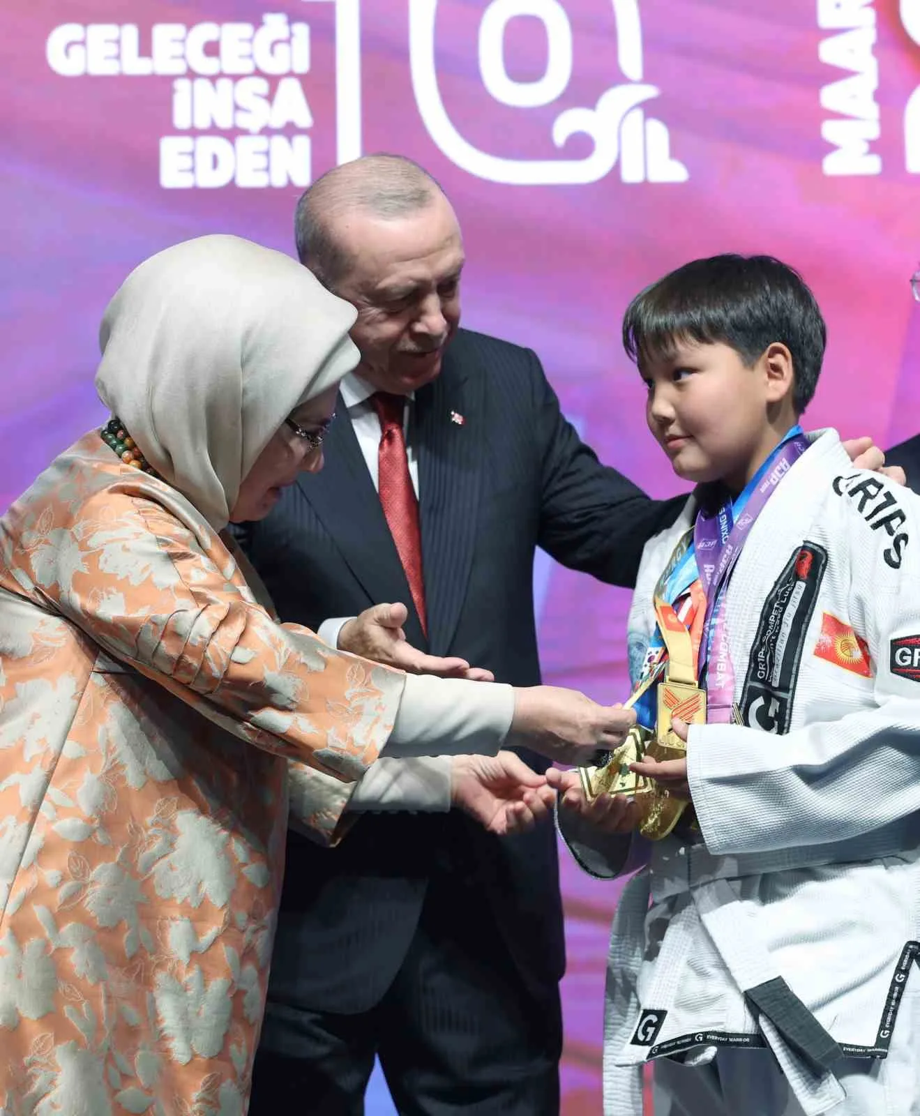 CUMHURBAŞKANI ERDOĞAN, KONUŞMASININ SONUNDA TÜRKİYE MAARİF VAKFININ 10. KURULUŞ YIL DÖNÜMÜNÜ KUTLAYARAK ÖĞRENCİLERE, ÖĞRETMENLERE VE ÇALIŞMA ARKADAŞLARINA BAŞARILAR DİLEDİ. ERDOĞAN, VAKFIN FAALİYETLERİNE KATKI SUNAN ÜLKELERE, DEVLET VE HÜKÜMET BAŞKANLARINA VE EĞİTİM KURUMLARINA DA TEŞEKKÜR ETTİ.