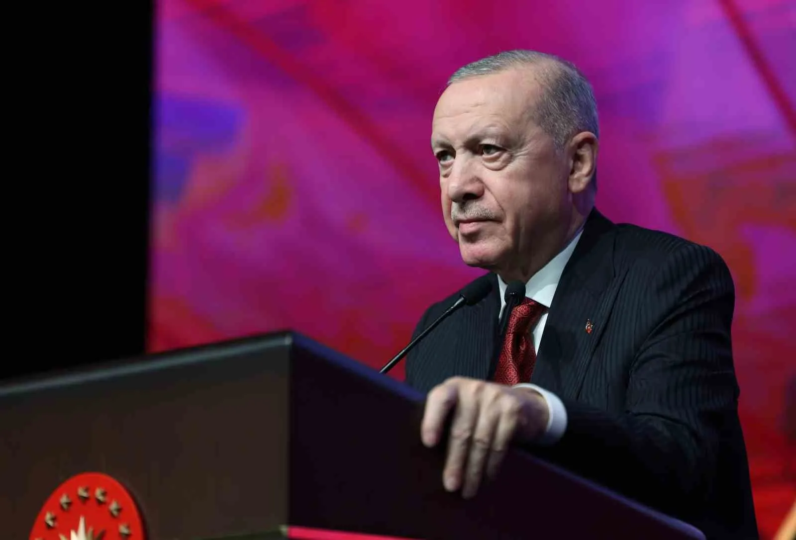 ERDOĞAN, "ALLAH’A HAMDOLSUN OLSUN 10 SENE ÖNCE BÜYÜK HEDEFLERLE YOLA REVAN OLAN TÜRKİYE MAARİF VAKFIMIZ BUGÜN 6 KITADA VE 66 ÜLKEDE FAALİYET GÖSTERİYOR. DÜNYA GENELİNDEKİ 611 KURUMDA 75 BİNİ AŞKIN ÖĞRENCİYE KALİTELİ VE NİTELİKLİ EĞİTİM İMKANI SUNAN VAKFIMIZI BUGÜN BİR KEZ DAHA TEBRİK EDİYORUM. HİÇ ŞÜPHESİZ 10 YILDA ELDE EDİLEN BU BAŞARI HEPİMİZ İÇİN İFTİHAR VESİLESİDİR" DEDİ.