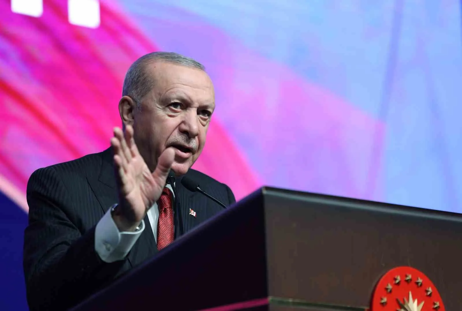 DÜNYANIN FARKLI BÖLGELERİNDEN PROGRAMA KATILAN MİSAFİRLERE VE GENÇLERE TEŞEKKÜR EDEN CUMHURBAŞKANI ERDOĞAN, VAKFIN 10. KURULUŞ YIL DÖNÜMÜNÜN TÜRKİYE, MİLLET, GÖNÜL COĞRAFYASI VE İNSANLIK İÇİN HAYIRLARA VESİLE OLMASINI TEMENNİ ETTİ.