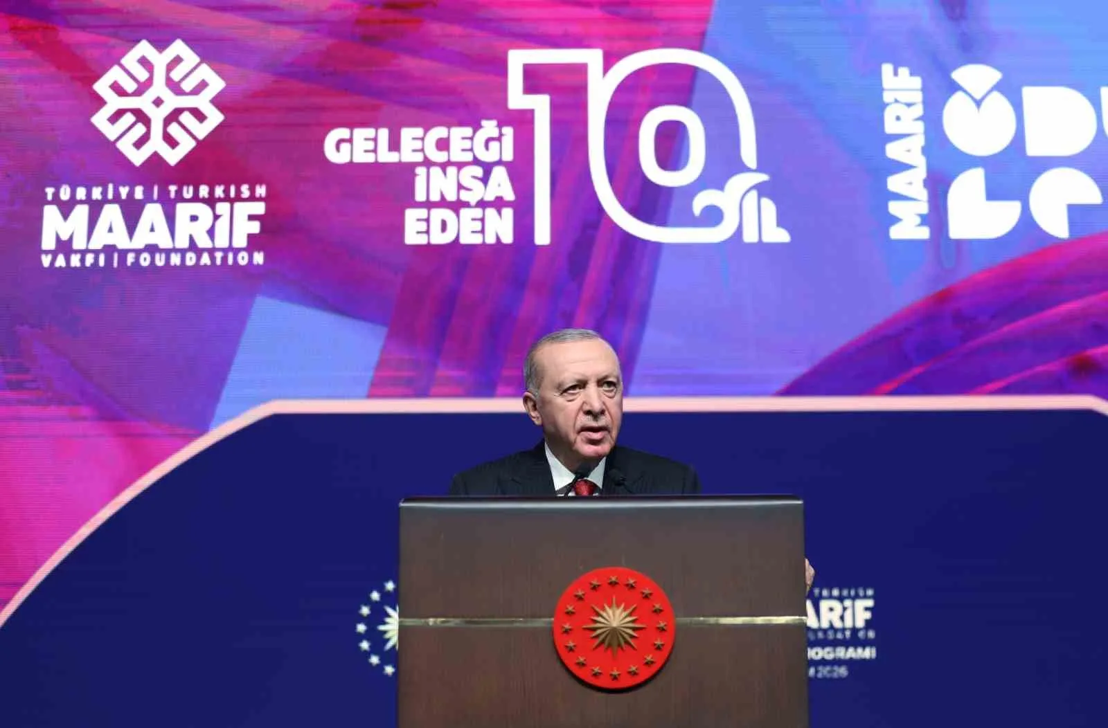 DÜNYANIN FARKLI BÖLGELERİNDEN PROGRAMA KATILAN MİSAFİRLERE VE GENÇLERE TEŞEKKÜR EDEN CUMHURBAŞKANI ERDOĞAN, VAKFIN 10. KURULUŞ YIL DÖNÜMÜNÜN TÜRKİYE, MİLLET, GÖNÜL COĞRAFYASI VE İNSANLIK İÇİN HAYIRLARA VESİLE OLMASINI TEMENNİ ETTİ.