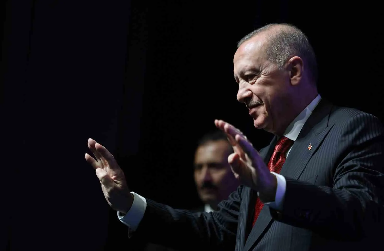TÜRKİYE MEZUNU DOKTORLAR, SİYASETÇİLER, İŞ ADAMLARI, BÜROKRATLAR, ÖĞRETMENLER, SANATÇILAR VE AKADEMİSYENLERLE FARKLI ÜLKELERDE KARŞILAŞMANIN SIRADAN HALE GELDİĞİNİ BELİRTEN ERDOĞAN, TÜRKİYE'NİN ULUSLARARASI EĞİTİM ALANINDA ULAŞTIĞI SEVİYENİN BÜYÜK BİR BAŞARI OLDUĞUNU DİLE GETİRDİ.