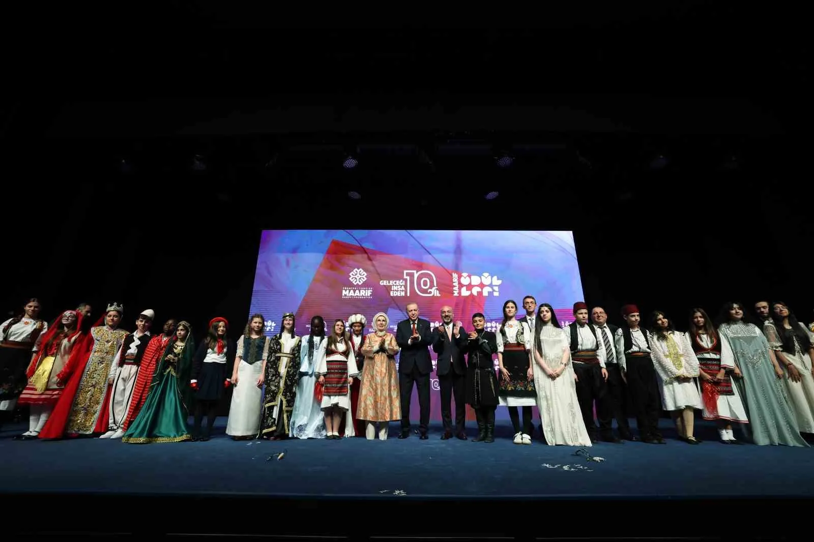 CUMHURBAŞKANI ERDOĞAN, KONUŞMASININ SONUNDA TÜRKİYE MAARİF VAKFININ 10. KURULUŞ YIL DÖNÜMÜNÜ KUTLAYARAK ÖĞRENCİLERE, ÖĞRETMENLERE VE ÇALIŞMA ARKADAŞLARINA BAŞARILAR DİLEDİ. ERDOĞAN, VAKFIN FAALİYETLERİNE KATKI SUNAN ÜLKELERE, DEVLET VE HÜKÜMET BAŞKANLARINA VE EĞİTİM KURUMLARINA DA TEŞEKKÜR ETTİ.