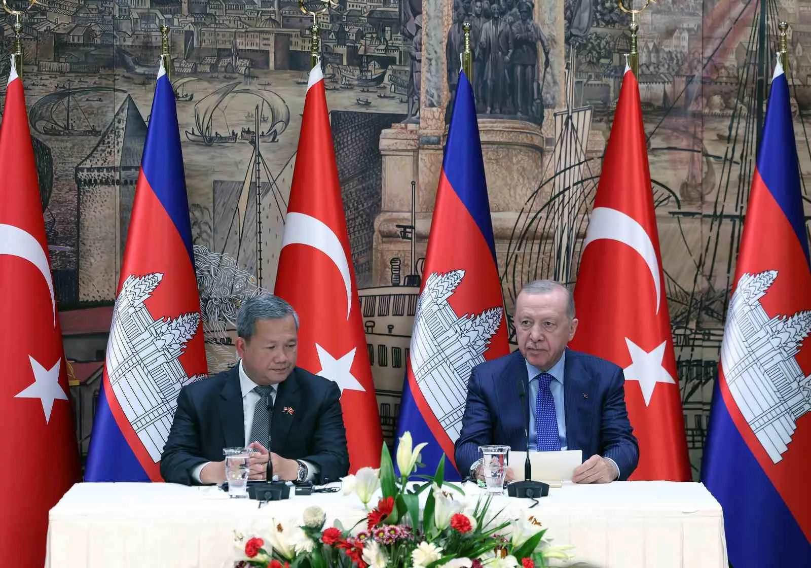 CUMHURBAŞKANI RECEP TAYYİP ERDOĞAN, İSTANBUL'DAKİ DOLMABAHÇE ÇALIŞMA OFİSİ'NDE İKİLİ VE HEYETLER ARASI GÖRÜŞMELERİN ARDINDAN KAMBOÇYA BAŞBAKANI HUN MANET İLE ORTAK BASIN TOPLANTISI DÜZENLEDİ.