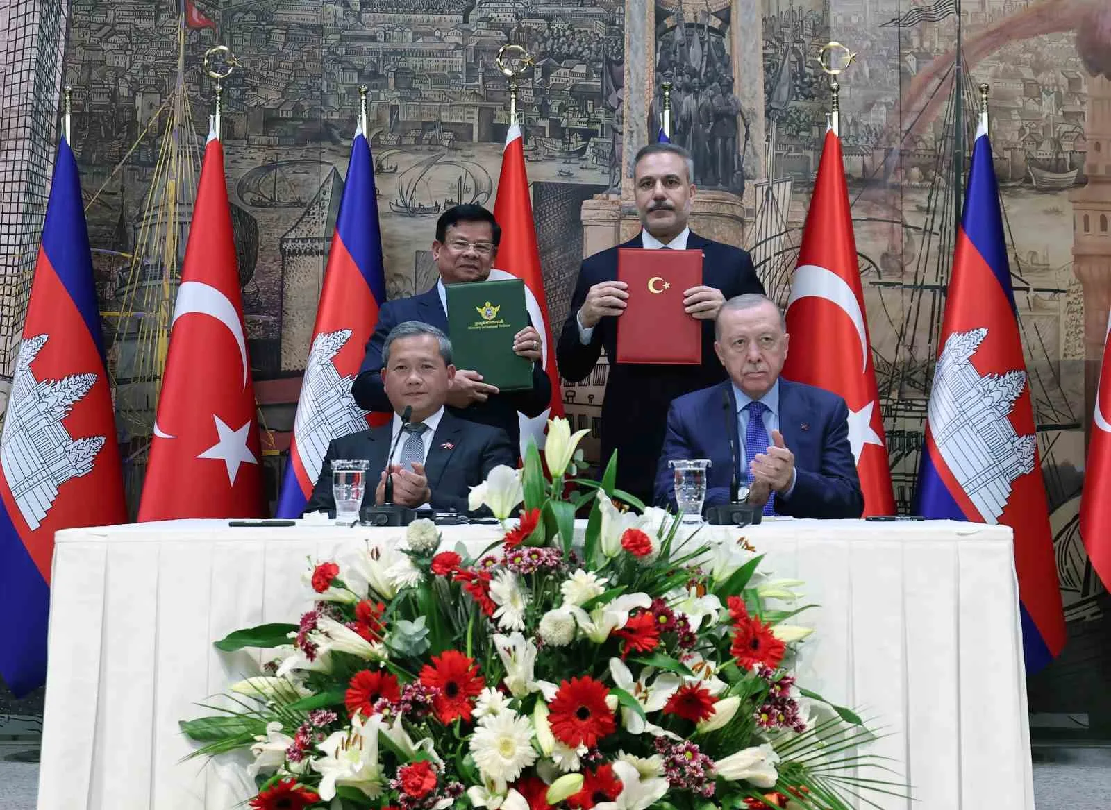 CUMHURBAŞKANI RECEP TAYYİP ERDOĞAN, İSTANBUL'DAKİ DOLMABAHÇE ÇALIŞMA OFİSİ'NDE İKİLİ VE HEYETLER ARASI GÖRÜŞMELERİN ARDINDAN KAMBOÇYA BAŞBAKANI HUN MANET İLE ORTAK BASIN TOPLANTISI DÜZENLEDİ.