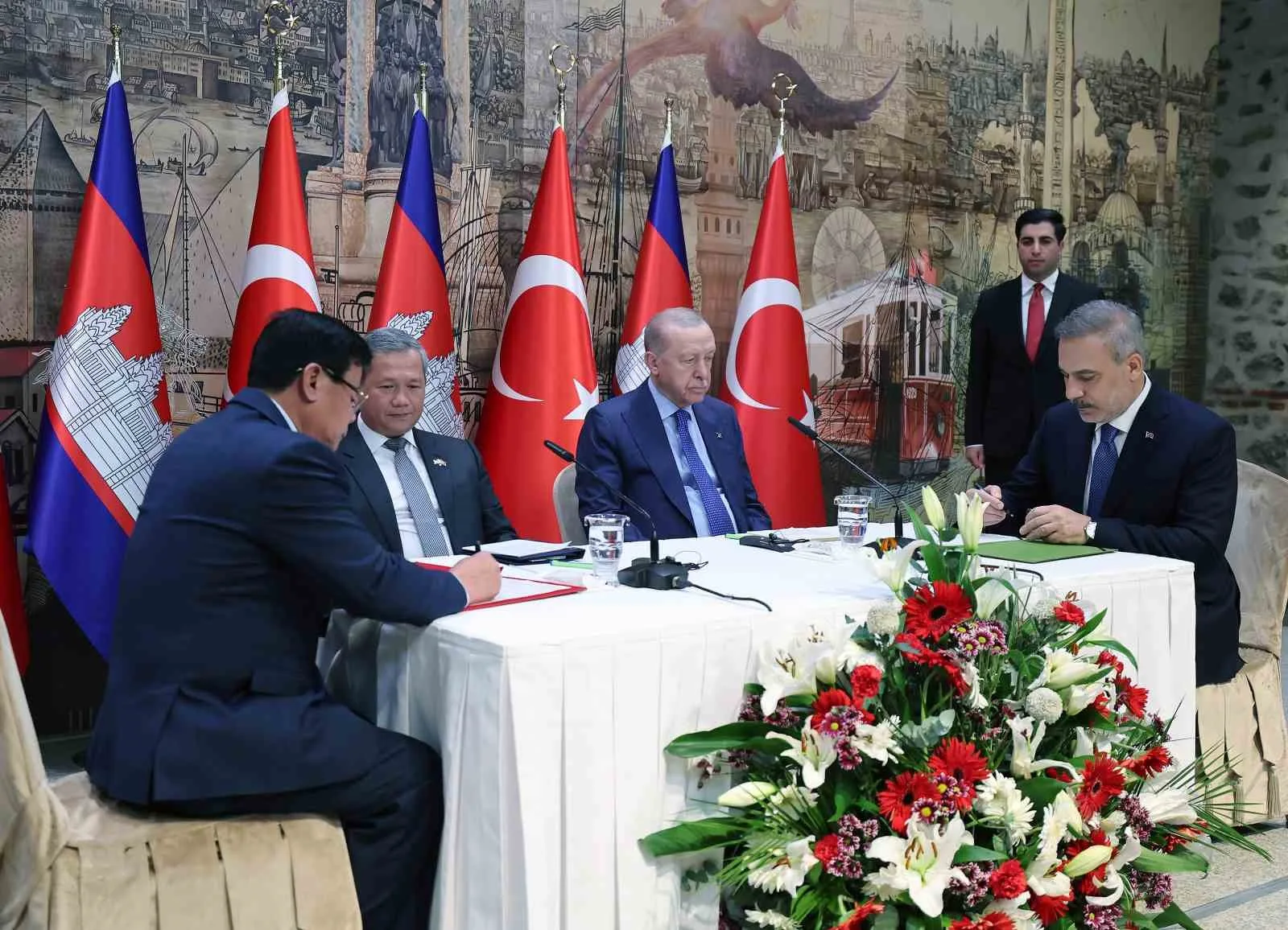 İKİ ÜLKENİN BAKANLARININ DA YER ALDIĞI GÖRÜŞMEDE HEYETLER ARASINDA TİCARET VE YATIRIMLARIN YANI SIRA SAVUNMA SANAYİİ, ENERJİ, EĞİTİM VE KÜLTÜR ALANLARINDAKİ İŞBİRLİĞİ KONULARI GÖRÜŞÜLDÜ.  ASKERİ ÇERÇEVE ANLAŞMASI İMZALANDI.