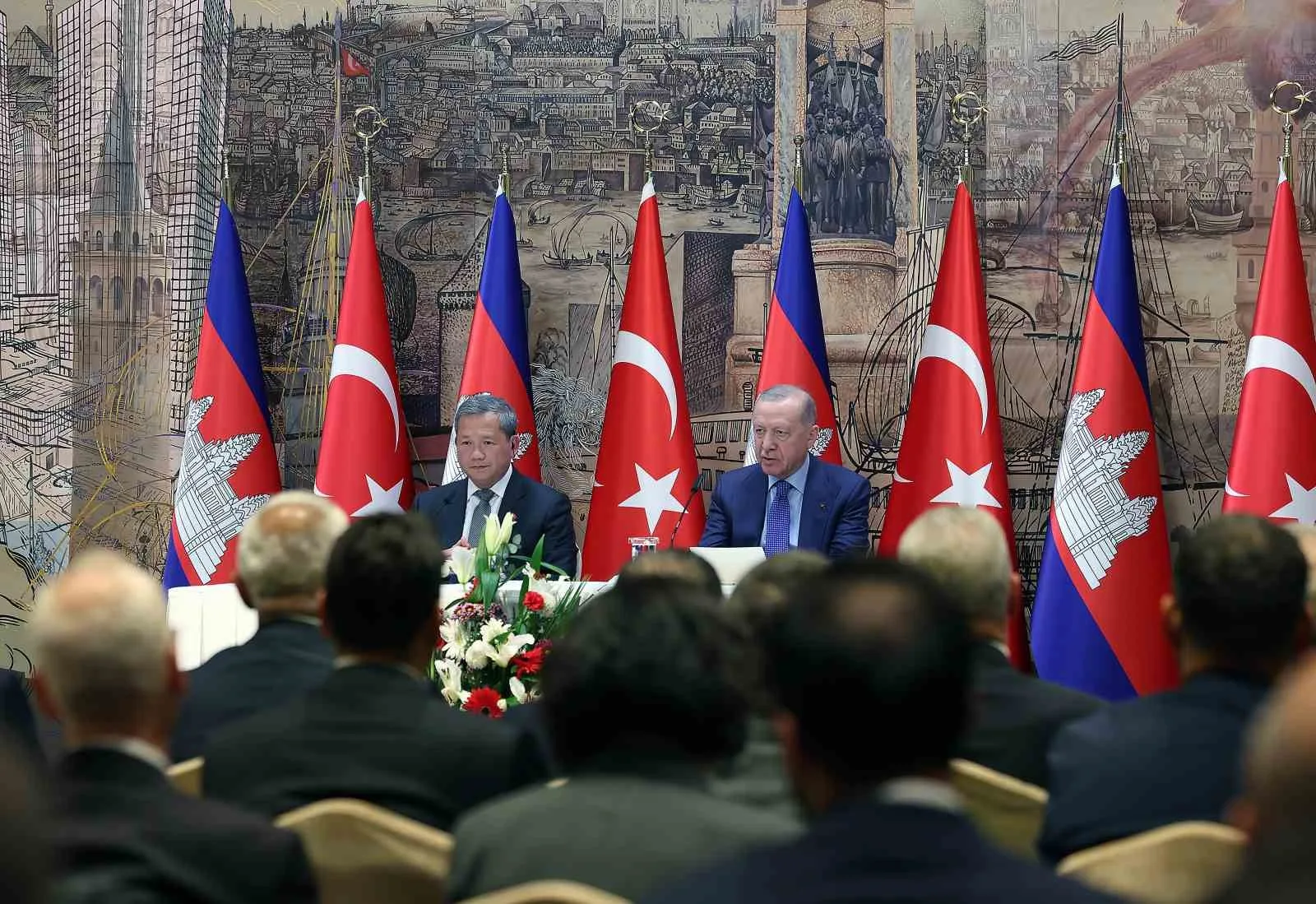 CUMHURBAŞKANI RECEP TAYYİP ERDOĞAN, İSTANBUL'DAKİ DOLMABAHÇE ÇALIŞMA OFİSİ'NDE İKİLİ VE HEYETLER ARASI GÖRÜŞMELERİN ARDINDAN KAMBOÇYA BAŞBAKANI HUN MANET İLE ORTAK BASIN TOPLANTISI DÜZENLEDİ.