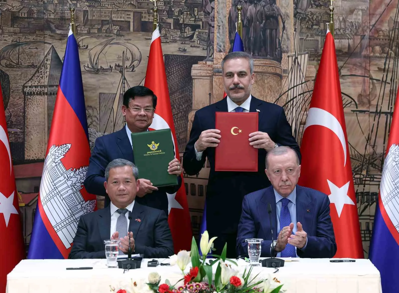 CUMHURBAŞKANI RECEP TAYYİP ERDOĞAN, İSTANBUL'DAKİ DOLMABAHÇE ÇALIŞMA OFİSİ'NDE İKİLİ VE HEYETLER ARASI GÖRÜŞMELERİN ARDINDAN KAMBOÇYA BAŞBAKANI HUN MANET İLE ORTAK BASIN TOPLANTISI DÜZENLEDİ.