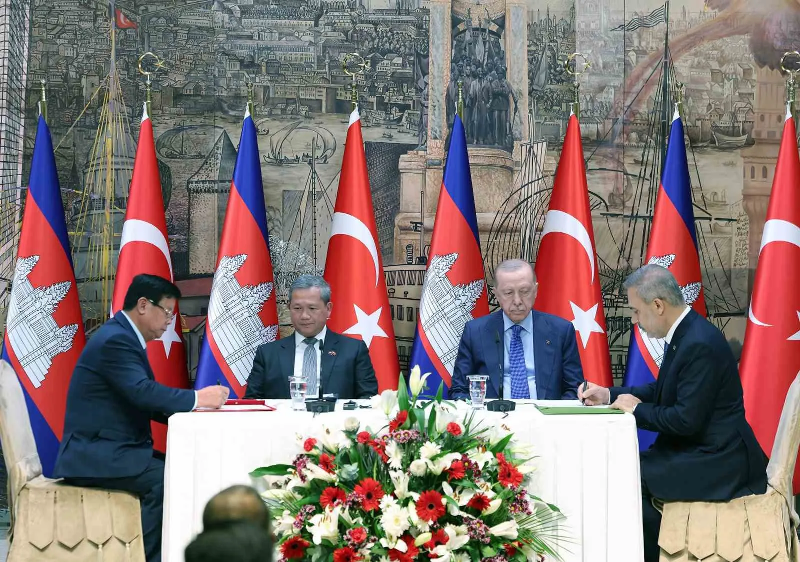 CUMHURBAŞKANI RECEP TAYYİP ERDOĞAN, İSTANBUL'DAKİ DOLMABAHÇE ÇALIŞMA OFİSİ'NDE İKİLİ VE HEYETLER ARASI GÖRÜŞMELERİN ARDINDAN KAMBOÇYA BAŞBAKANI HUN MANET İLE ORTAK BASIN TOPLANTISI DÜZENLEDİ.