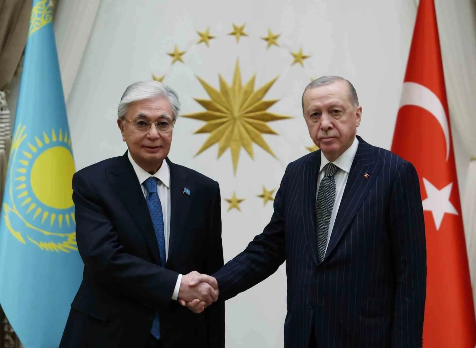 CUMHURBAŞKANI RECEP TAYYİP ERDOĞAN, KAZAKİSTAN CUMHURBAŞKANI KASIM CÖMERT TOKAYEV İLE CUMHURBAŞKANLIĞI KÜLLİYESİ’NDE BİR ARAYA GELDİ.