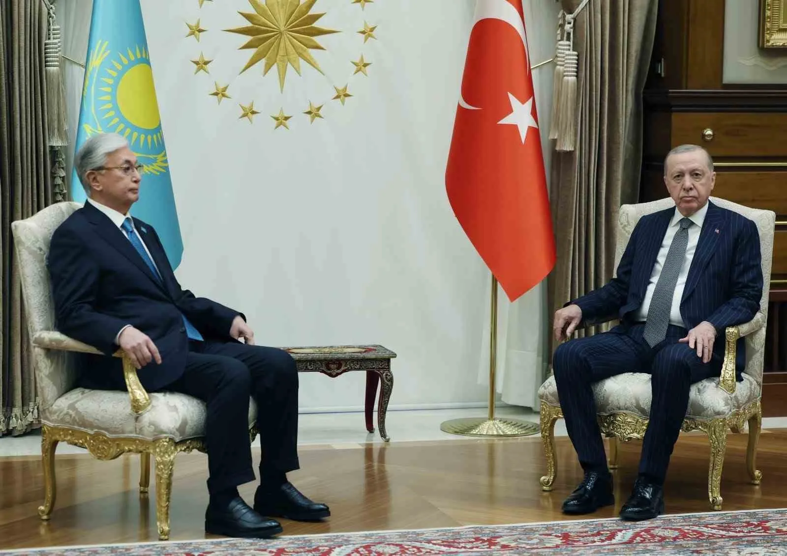CUMHURBAŞKANI RECEP TAYYİP ERDOĞAN, KAZAKİSTAN CUMHURBAŞKANI KASIM CÖMERT TOKAYEV İLE CUMHURBAŞKANLIĞI KÜLLİYESİ’NDE BİR ARAYA GELDİ.