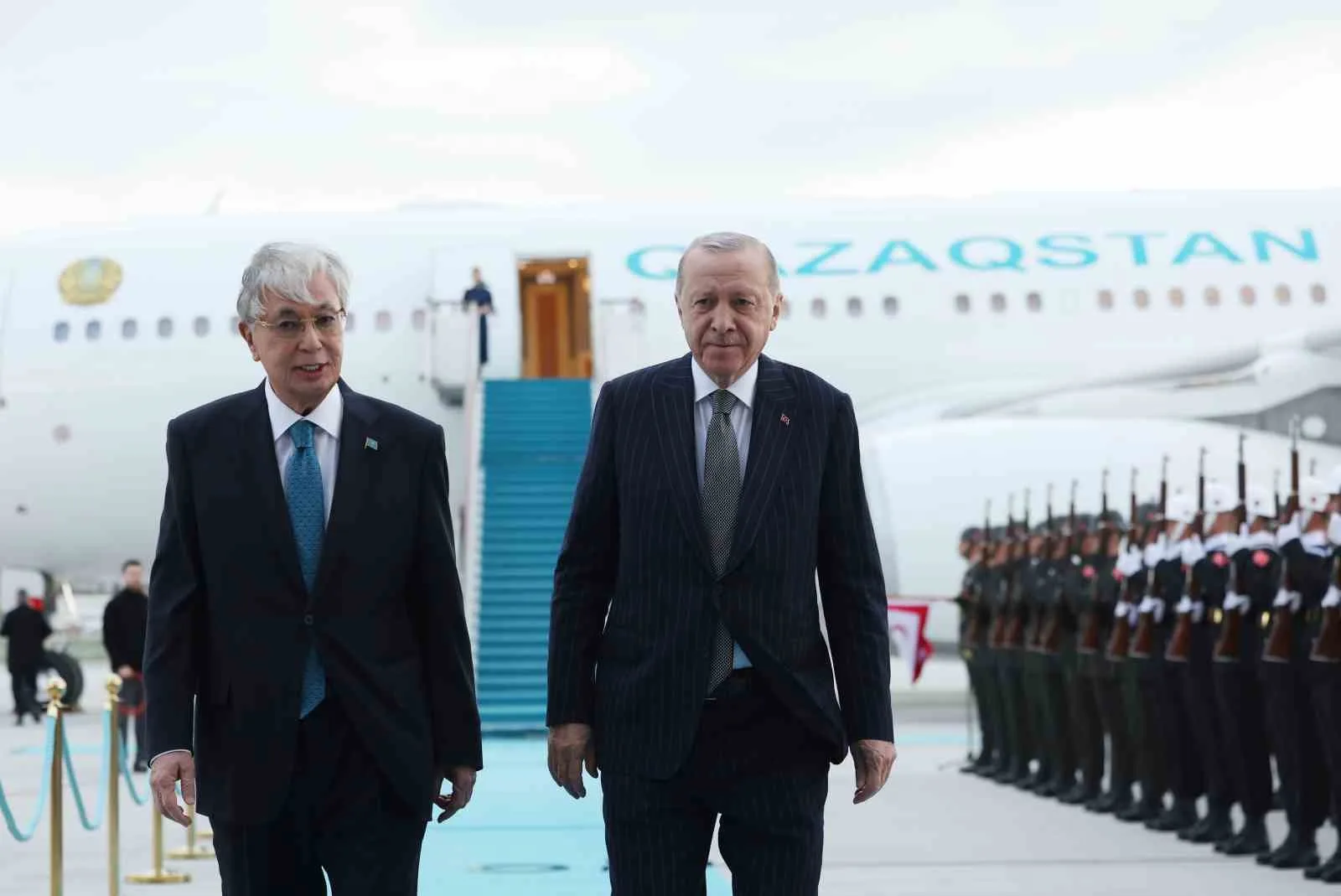 CUMHURBAŞKANI RECEP TAYYİP ERDOĞAN, RESMİ ZİYARET KAPSAMINDA ANKARA’YA GELEN KAZAKİSTAN CUMHURBAŞKANI KASIM CÖMERT TOKAYEV’İ HAVALİMANINDA KARŞILADI.