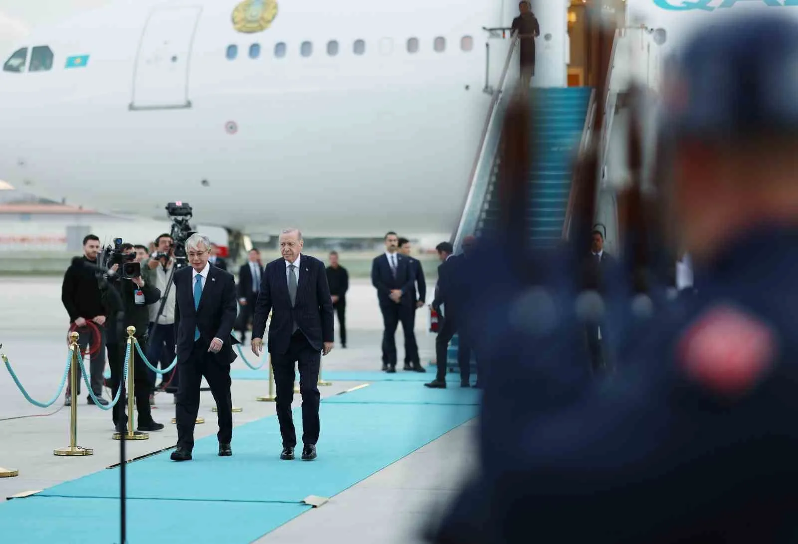 CUMHURBAŞKANI RECEP TAYYİP ERDOĞAN, RESMİ ZİYARET KAPSAMINDA ANKARA’YA GELEN KAZAKİSTAN CUMHURBAŞKANI KASIM CÖMERT TOKAYEV’İ HAVALİMANINDA KARŞILADI.