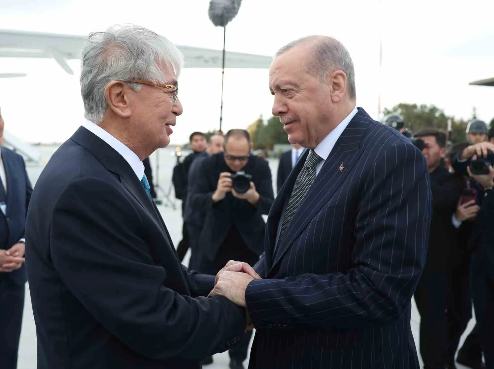 CUMHURBAŞKANI RECEP TAYYİP ERDOĞAN, RESMİ ZİYARET KAPSAMINDA ANKARA’YA GELEN KAZAKİSTAN CUMHURBAŞKANI KASIM CÖMERT TOKAYEV’İ HAVALİMANINDA KARŞILADI.