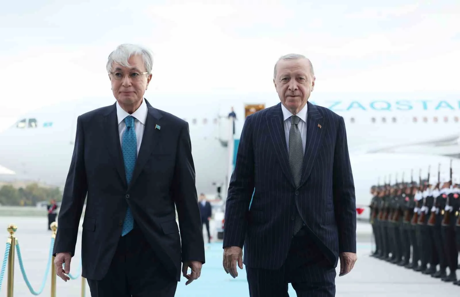 CUMHURBAŞKANI ERDOĞAN’IN DAVETİ ÜZERİNE RESMİ ZİYARETTE BULUNMAK İÇİN TÜRKİYE’YE GELEN KAZAKİSTAN CUMHURBAŞKANI TOKAYEV’İ TAŞIYAN UÇAK SAAT 16.30 SIRALARINDA ANKARA HAVALİMANINA İNİŞ YAPTI. KAZAKİSTAN CUMHURBAŞKANI TOKAYEV’İ, CUMHURBAŞKANI ERDOĞAN KARŞILADI.