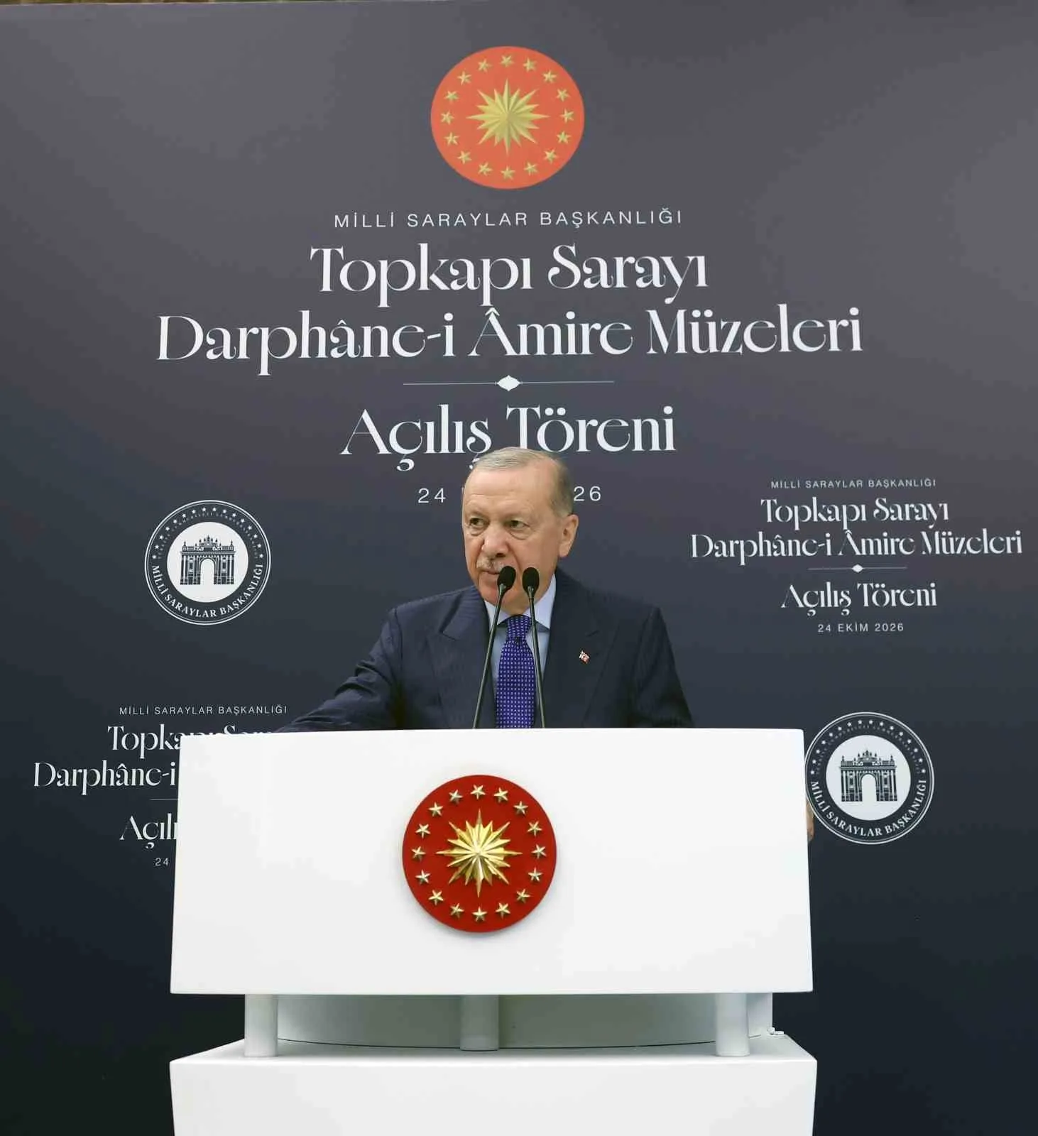 CUMHURBAŞKANI RECEP TAYYİP ERDOĞAN, "DARPHANE-İ AMİRE KÜLLİYESİ'NDE GERÇEKLEŞTİRDİĞİMİZ RESTORASYONLA 17 BİN METREKARELİK ALANA YAYILAN 7 YAPI VE 46 SALONU 5 FARKLI MÜZE OLARAK DÜZENLEDİK. BU MÜZELERDE TOPKAPI SARAYI'NIN ENVANTERİNDE BULUNAN TOPLAM 10 BİN 500 ADET ESER BUGÜNDEN İTİBAREN ZİYARETÇİLERLE BULUŞACAK" DEDİ.