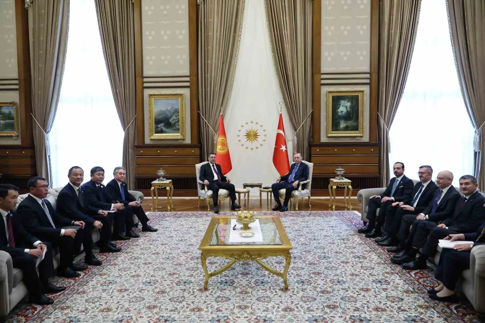 CUMHURBAŞKANI RECEP TAYYİP ERDOĞAN, TÜRK DEVLETLERİ TEŞKİLATI (TDT) DEVLET BAŞKANLARI 13. ZİRVESİ KAPSAMINDA ANKARA'DA BULUNAN KIRGIZİSTAN CUMHURBAŞKANI SADIR CAPAROV İLE BİR ARAYA GELDİ.