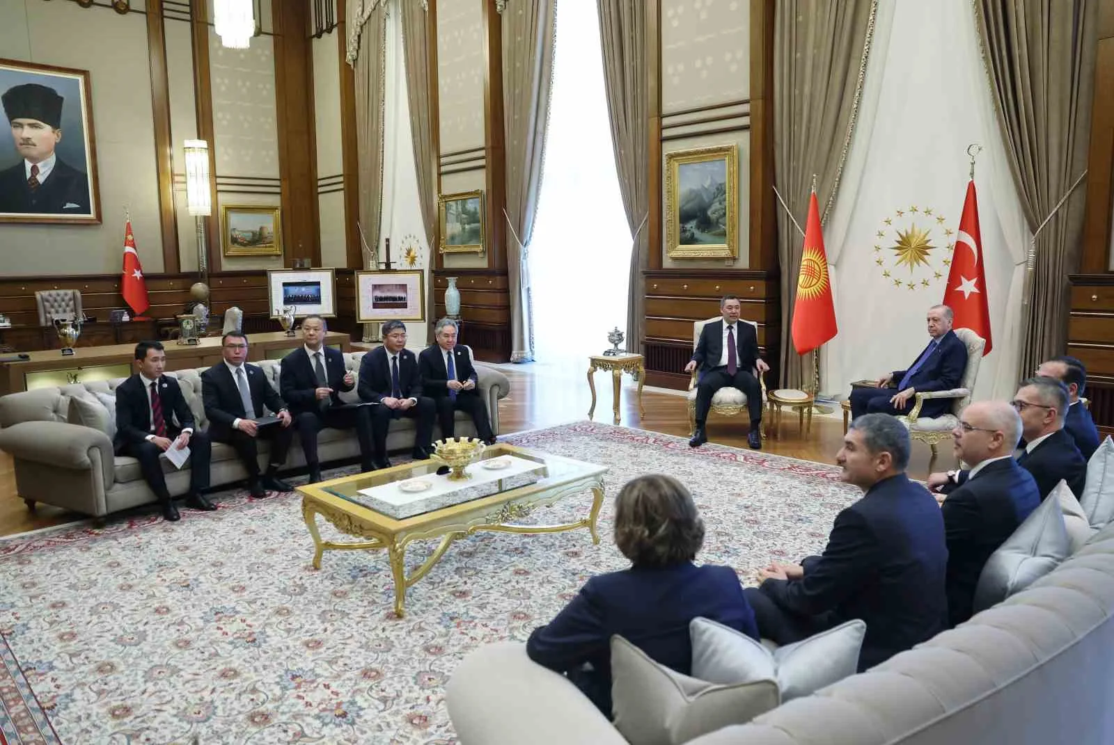 ZİRVE TOPLANTISININ ARDINDAN, CUMHURBAŞKANI RECEP TAYYİP ERDOĞAN, KIRGIZİSTAN CUMHURBAŞKANI SADIR CAPAROV İLE CUMHURBAŞKANLIĞI KÜLLİYESİ'NDE BİR ARAYA GELDİ.