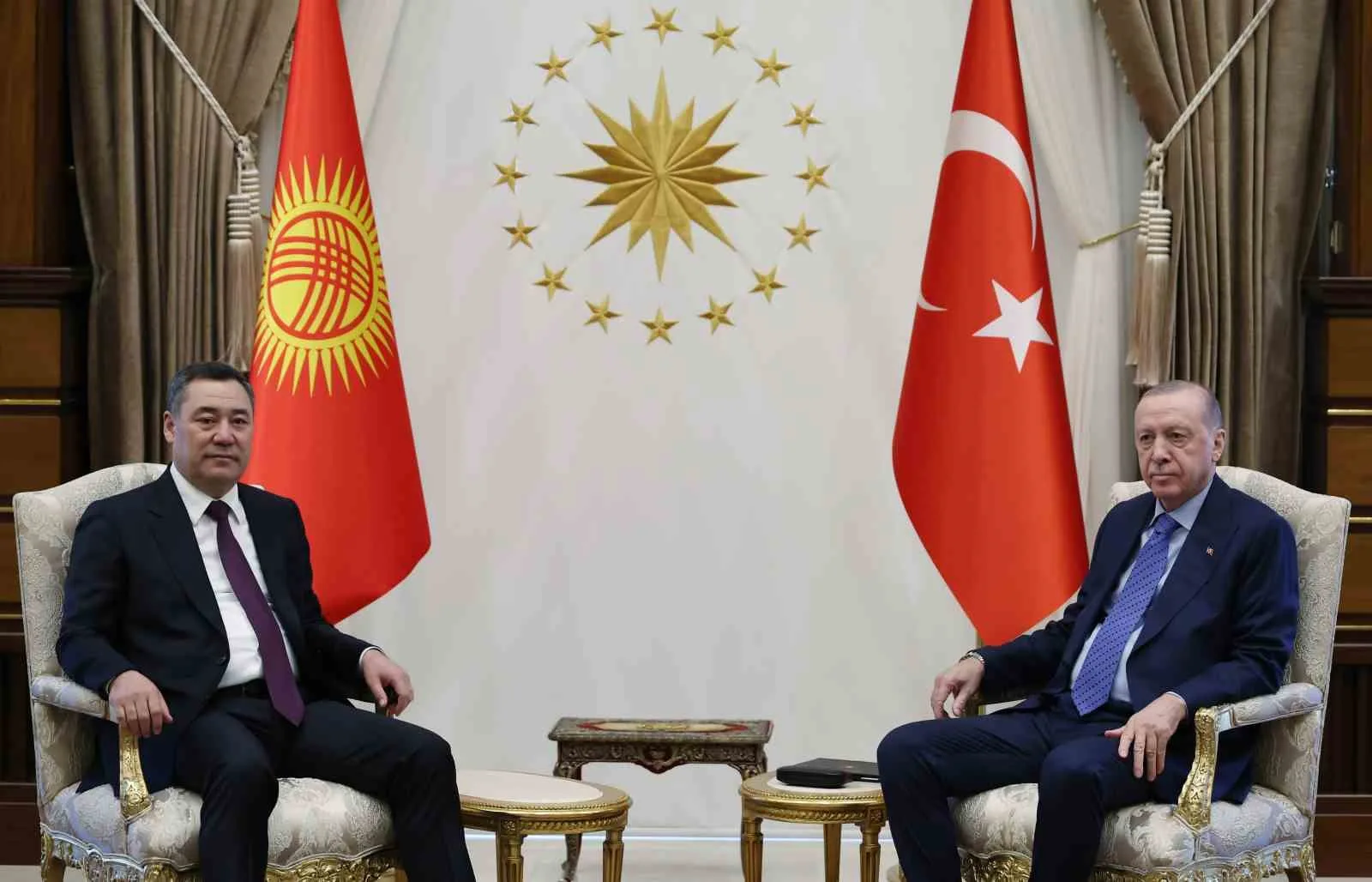 CUMHURBAŞKANI RECEP TAYYİP ERDOĞAN, TÜRK DEVLETLERİ TEŞKİLATI (TDT) DEVLET BAŞKANLARI 13. ZİRVESİ KAPSAMINDA ANKARA'DA BULUNAN KIRGIZİSTAN CUMHURBAŞKANI SADIR CAPAROV İLE BİR ARAYA GELDİ.