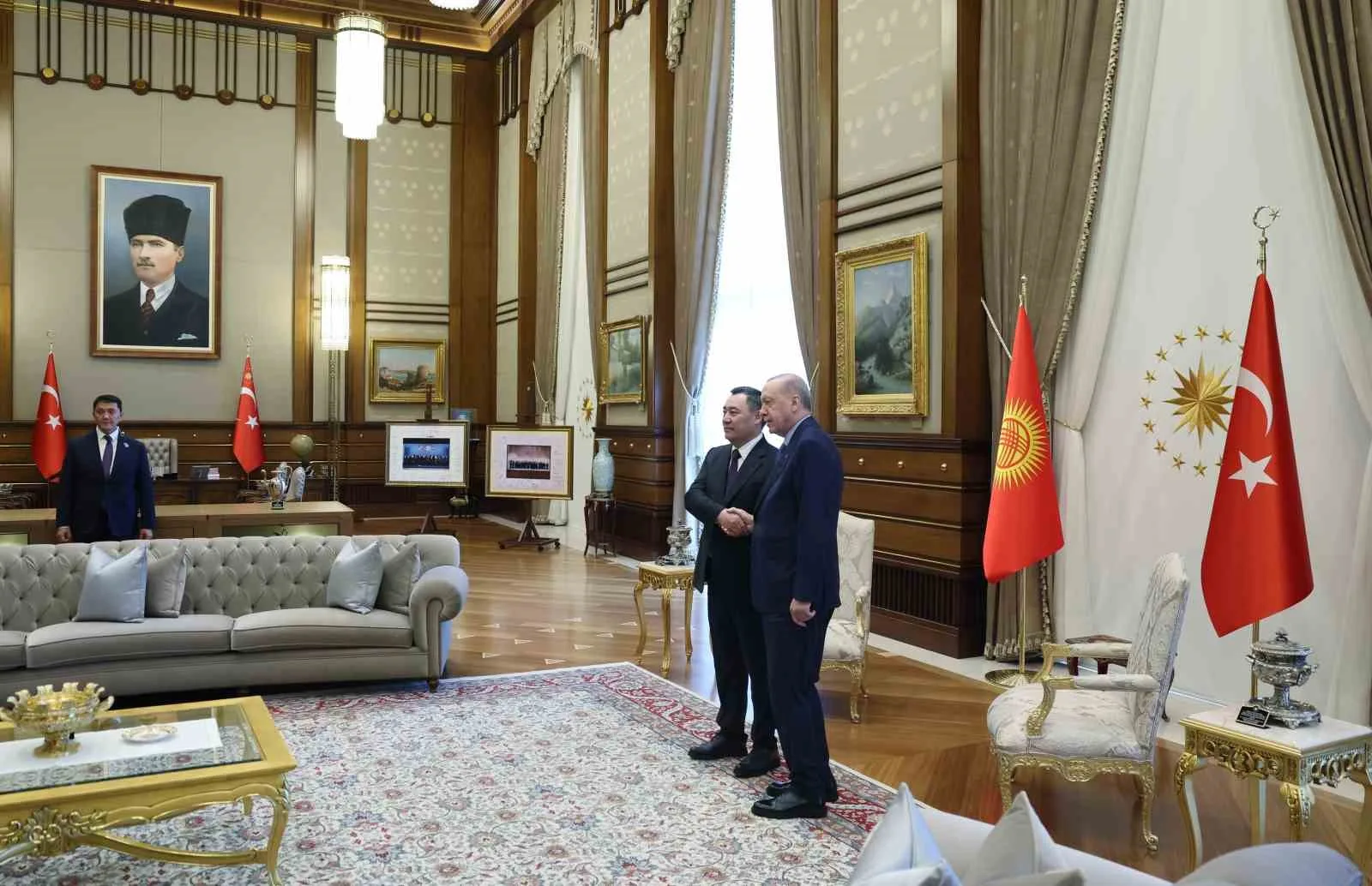 CUMHURBAŞKANI RECEP TAYYİP ERDOĞAN, TÜRK DEVLETLERİ TEŞKİLATI (TDT) DEVLET BAŞKANLARI 13. ZİRVESİ KAPSAMINDA ANKARA'DA BULUNAN KIRGIZİSTAN CUMHURBAŞKANI SADIR CAPAROV İLE BİR ARAYA GELDİ.
