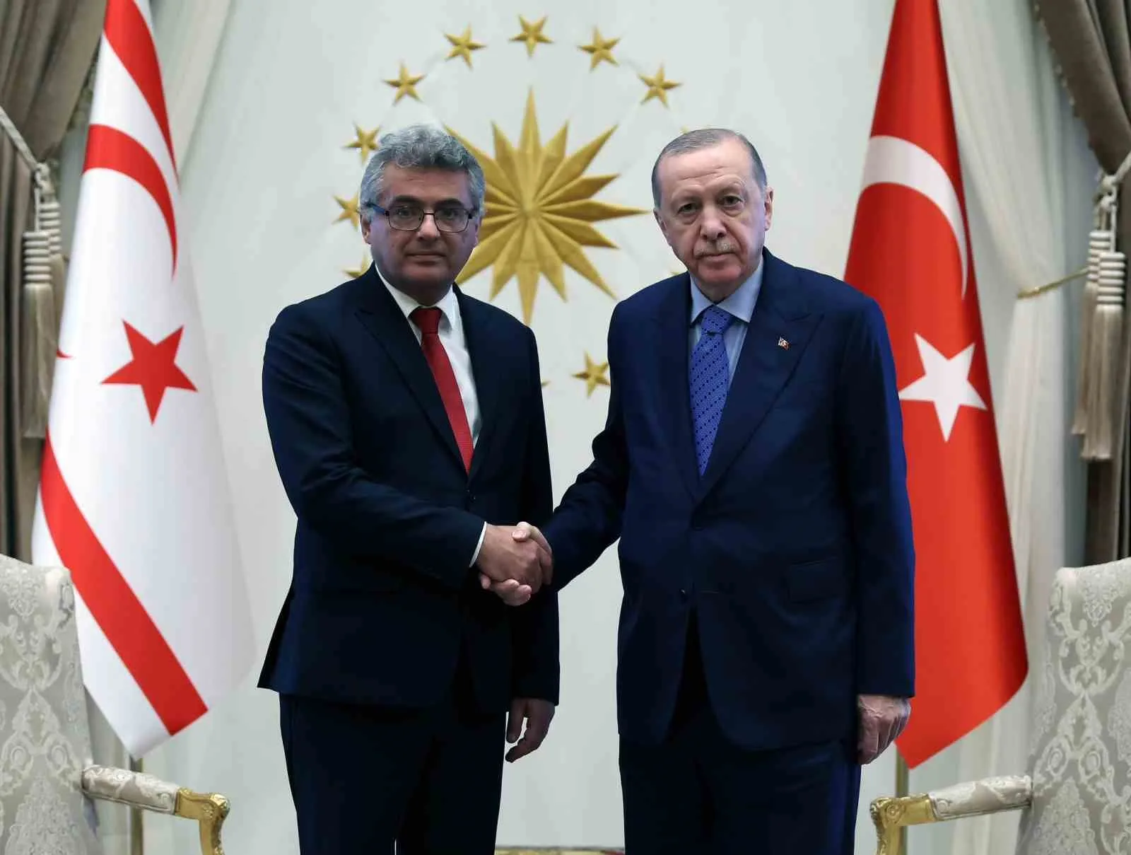 CUMHURBAŞKANI RECEP TAYYİP ERDOĞAN, TÜRK DEVLETLERİ TEŞKİLATI (TDT) DEVLET BAŞKANLARI 13. ZİRVESİ KAPSAMINDA KKTC CUMHURBAŞKANI TUFAN ERHÜRMAN İLE BİR ARAYA GELDİ. ERDOĞAN, TÜRKİYE'NİN HER ZAMAN KKTC'NİN YANINDA OLMAYA DEVAM EDECEĞİNİ BELİRTTİ.