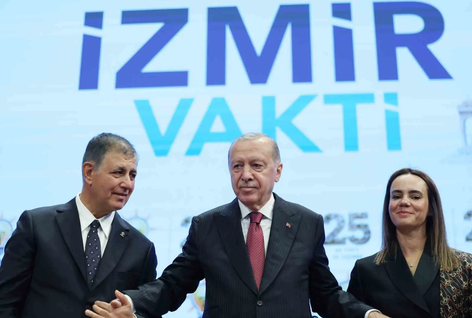 CUMHURBAŞKANI ERDOĞAN, KONUŞMASININ ARDINDAN İZMİR BÜYÜKŞEHİR BELEDİYE BAŞKANI TUGAY'A ROZETİNİ TAKTI.