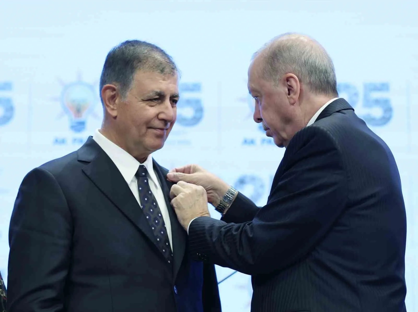 CUMHURBAŞKANI ERDOĞAN, KONUŞMASININ ARDINDAN İZMİR BÜYÜKŞEHİR BELEDİYE BAŞKANI TUGAY'A ROZETİNİ TAKTI.