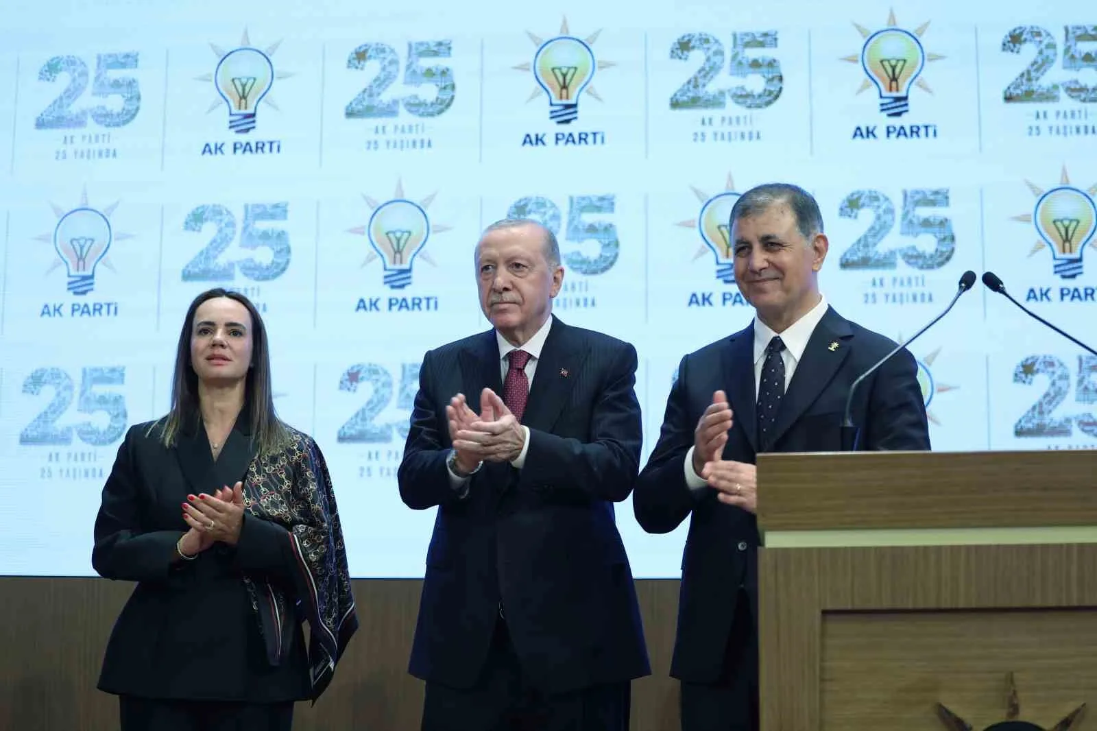 CUMHURBAŞKANI ERDOĞAN, KONUŞMASININ ARDINDAN İZMİR BÜYÜKŞEHİR BELEDİYE BAŞKANI TUGAY'A ROZETİNİ TAKTI.