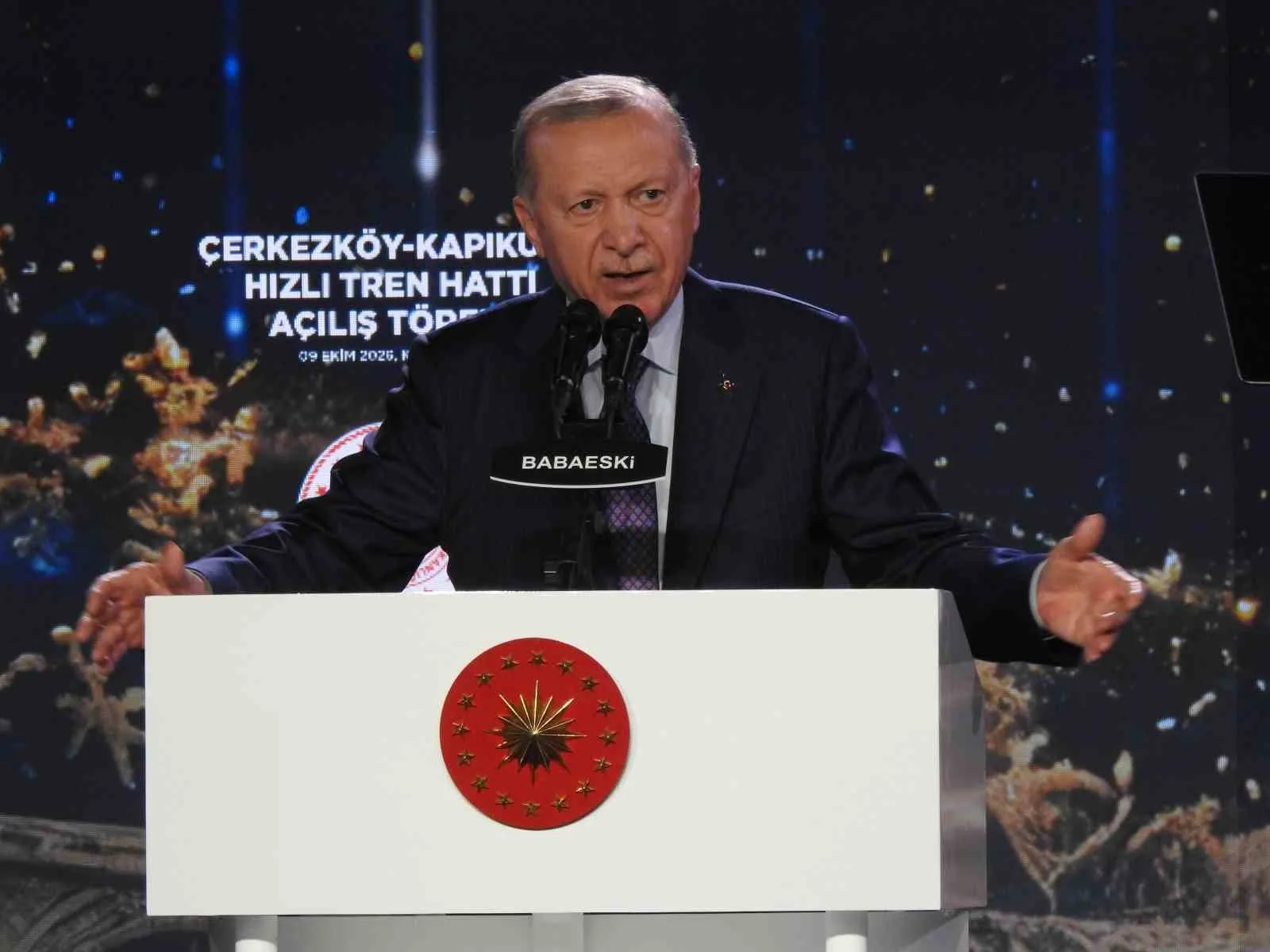 ERDOĞAN, "TÜRKİYE'YE 24 YILDA KELİMENİN TAM ANLAMIYLA ÇAĞ ATLATTIĞIMIZ ALANLARIN BAŞINDA ULAŞTIRMA YATIRIMLARIMIZ BULUNUYOR. İKTİDARLARIMIZ DÖNEMİNDE ULAŞTIRMA YATIRIMLARIMIZIN BUGÜNKÜ DEĞERİ 355 MİLYAR DOLARA YÜKSELDİ. BUNUN İÇERİSİNDE DEMİR YOLLARIMIZIN PAYI YAKLAŞIK 80 MİLYAR DOLARDIR. DEMİRYOLU AĞIMIZI 13 BİN 919 KİLOMETREYE ULAŞTIRDIK. ELEKTRİKLİ HAT UZUNLUĞUMUZU 2 BİN 122 KİLOMETREDEN 7 BİN 274 KİLOMETREYE ÇIKARDIK. YÜZDE 243'LÜK BİR ARTIŞ SAĞLADIK." DEDİ.