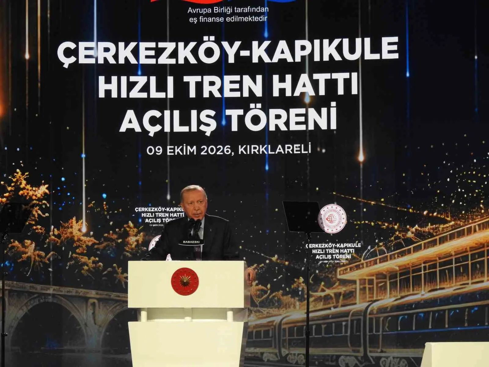 CUMHURBAŞKANI ERDOĞAN, "TRAKYA BÖLGESİ İLE BİRLİKTE TÜRKİYE EKONOMİSİNE BÜYÜK KATKILAR YAPACAĞINA İNANDIĞIM BU ÖNEMLİ PROJENİN HAYIRLARA VESİLE OLMASINI DİLİYORUM. KIRKLARELİ'MİZE VE TÜM BÖLGEMİZE BÖYLE STRATEJİK BİR YATIRIMI KAZANDIRMAKTAN BÜYÜK BAHTİYARLIK DUYDUĞUMU ÖZELLİKLE İFADE ETMEK İSTİYORUM" DEDİ.