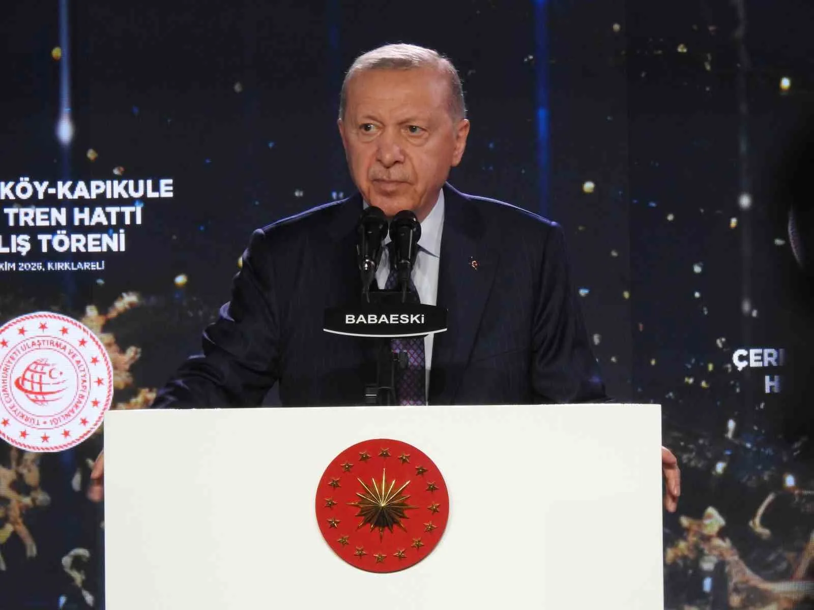 ERDOĞAN, "BİZ İLKESİZ SİYASETE, REZİL SİYASETE PRİM VERMEYİZ. KİM MİLLETİN HAKKINA, HUKUKUNA VE EMANETİNE EL UZATIRSA KARŞISINDA BİZİ BULUR" DİYE KONUŞTU.