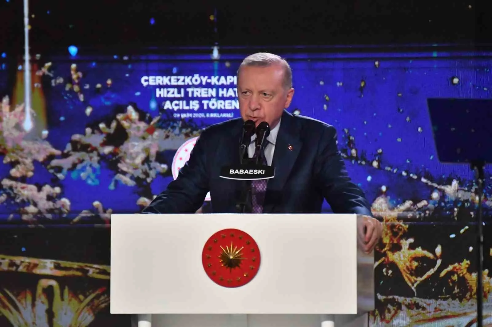 CUMHURBAŞKANIN RECEP TAYYİP ERDOĞAN, "MUHALEFET PARA KULELERİNİN HESABINI VERSİN, MİLLETİN PARASINA EL UZATAN KARŞISINDA BİZİ BULUR" DEDİ.