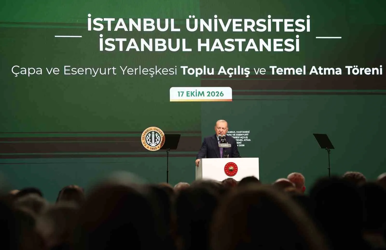 KONUŞMASINDA BİR DE MÜJDE VEREN CUMHURBAŞKANI ERDOĞAN, "2026 YILI BİTMEDEN 38 BİN HEKİM DIŞI PERSONEL ALMA İLANINA ÇIKACAĞIMIZIN MÜJDESİNİ BURADA SİZLERLE PAYLAŞIYORUM" DEDİ.
