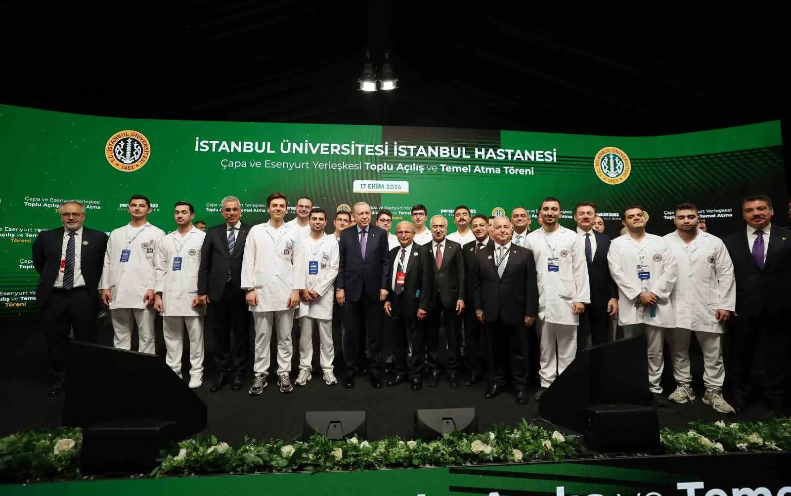 BURADAKİ KONUŞMASINA SAĞLIK ÇALIŞANLARINI VE İSTANBULLULARI SELAMLAYARAK BAŞLAYAN ERDOĞAN, İNŞAATI TAMAMLANAN SAĞLIK TESİSLERİNİN AÇILIŞINI YAPMAKTAN VE YENİLERİNİN TEMELLERİNİ ATMAKTAN BÜYÜK MEMNUNİYET DUYDUĞUNU İFADE ETTİ.