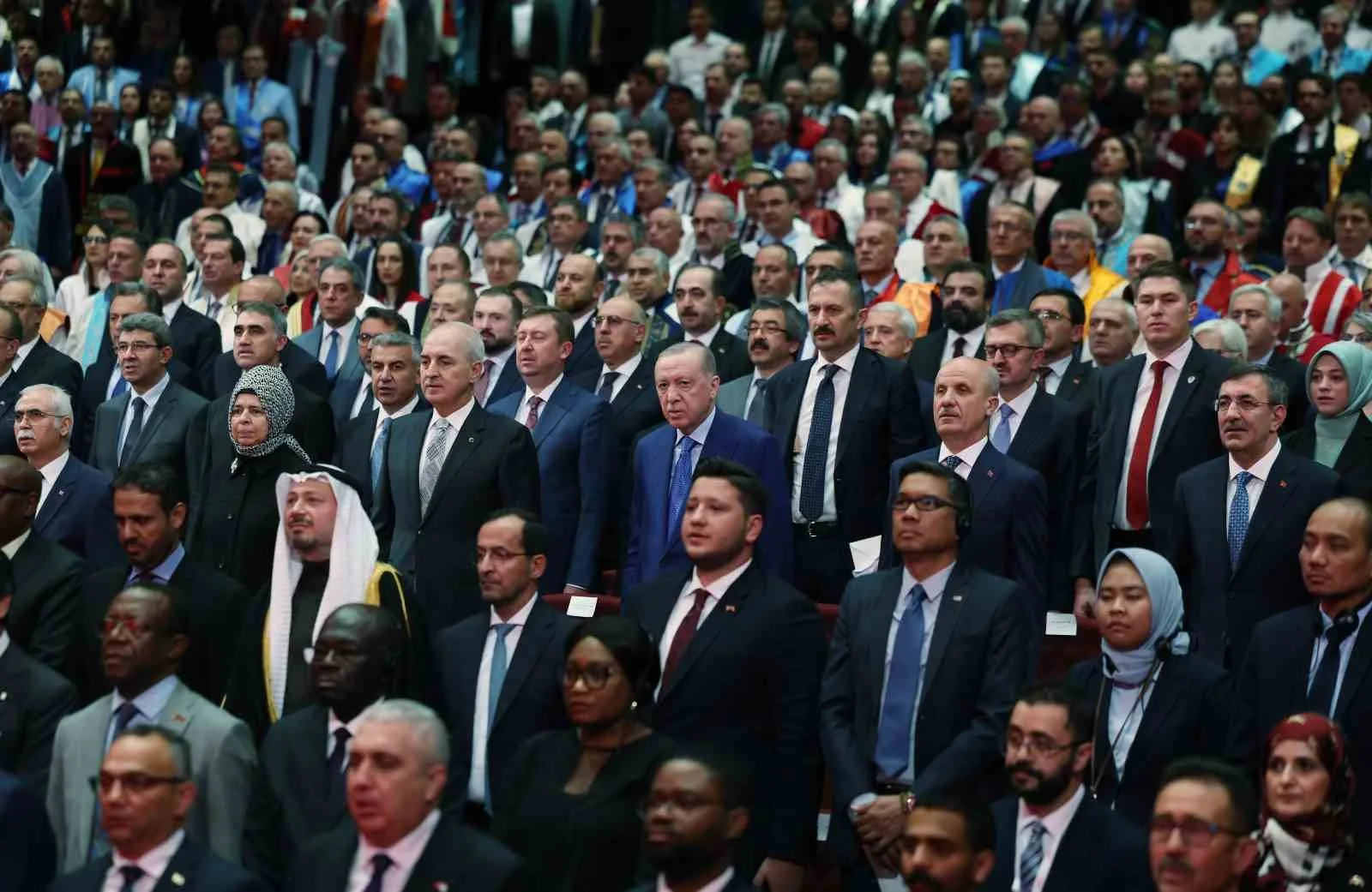 BURADA KONUŞAN ERDOĞAN, YENİ AKADEMİK YILIN YÜKSEKÖĞRETİM CAMİASI BAŞTA OLMAK ÜZERE ÜLKE VE MİLLET İÇİN HAYIRLARA VESİLE OLMASINI DİLEYEREK, ÖĞRENCİLERİN YENİ BİLGİ VE TECRÜBELER EDİNECEĞİ, AKADEMİSYENLERİN YENİ YAYIN VE ARAŞTIRMA FAALİYETLERİYLE TEMAYÜZ EDECEĞİ BİR AKADEMİK YIL GEÇİRİLMESİNİ TEMENNİ ETTİ.