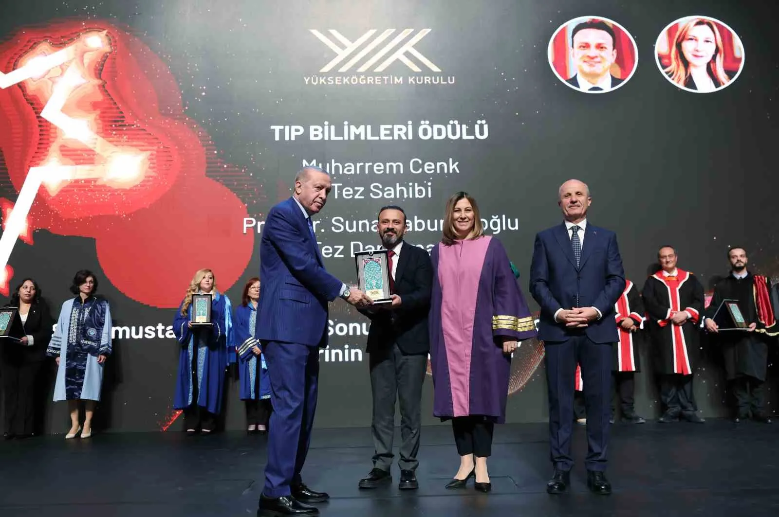 CUMHURBAŞKANI ERDOĞAN, KONUŞMASININ ARDINDAN 2026 YILI YÜKSEKÖĞRETİM KURULU ÜSTÜN BAŞARI ÖDÜLLERİNİ TAKDİM ETTİ.