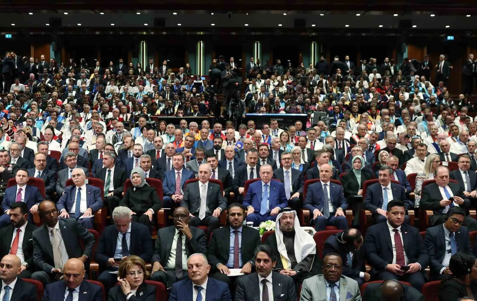 CUMHURBAŞKANI RECEP TAYYİP ERDOĞAN, "BİZ SON DERECE NİTELİKLİ BİR YÜKSEKÖĞRETİM SÜRECİNİ ANADOLU'NUN DÖRT BİR YANINA ULAŞTIRDIK. HANGİ GELİR GRUBUNDAN OLURSA OLSUN BU ÜLKENİN EVLATLARI BULUNDUKLARI ŞEHİRLERDE EĞİTİM ALABİLSİN DİYE DEVLETİMİZİN İMKANLARINI SEFERBER ETTİK" DEDİ.