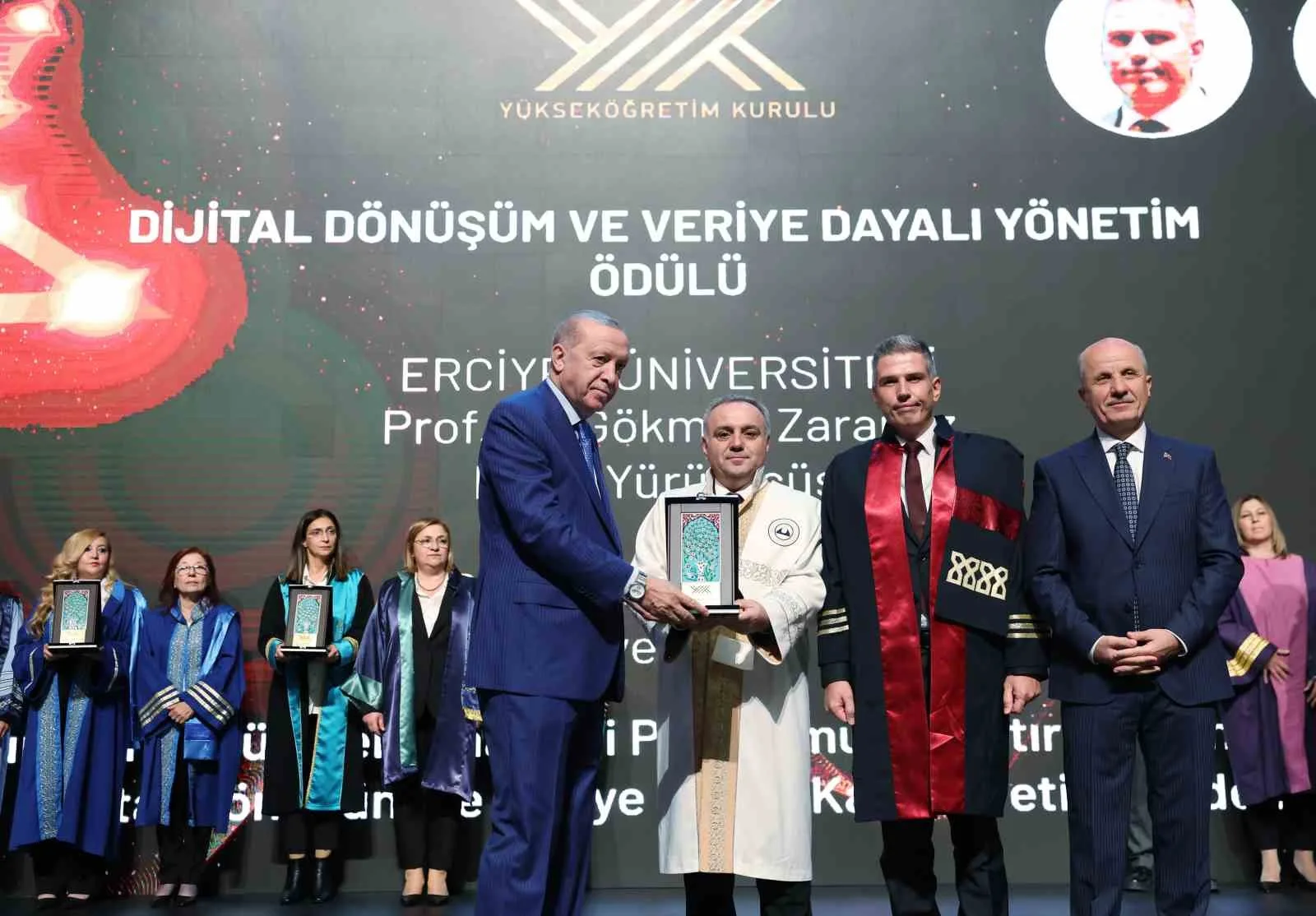 CUMHURBAŞKANI ERDOĞAN, KONUŞMASININ ARDINDAN 2026 YILI YÜKSEKÖĞRETİM KURULU ÜSTÜN BAŞARI ÖDÜLLERİNİ TAKDİM ETTİ.