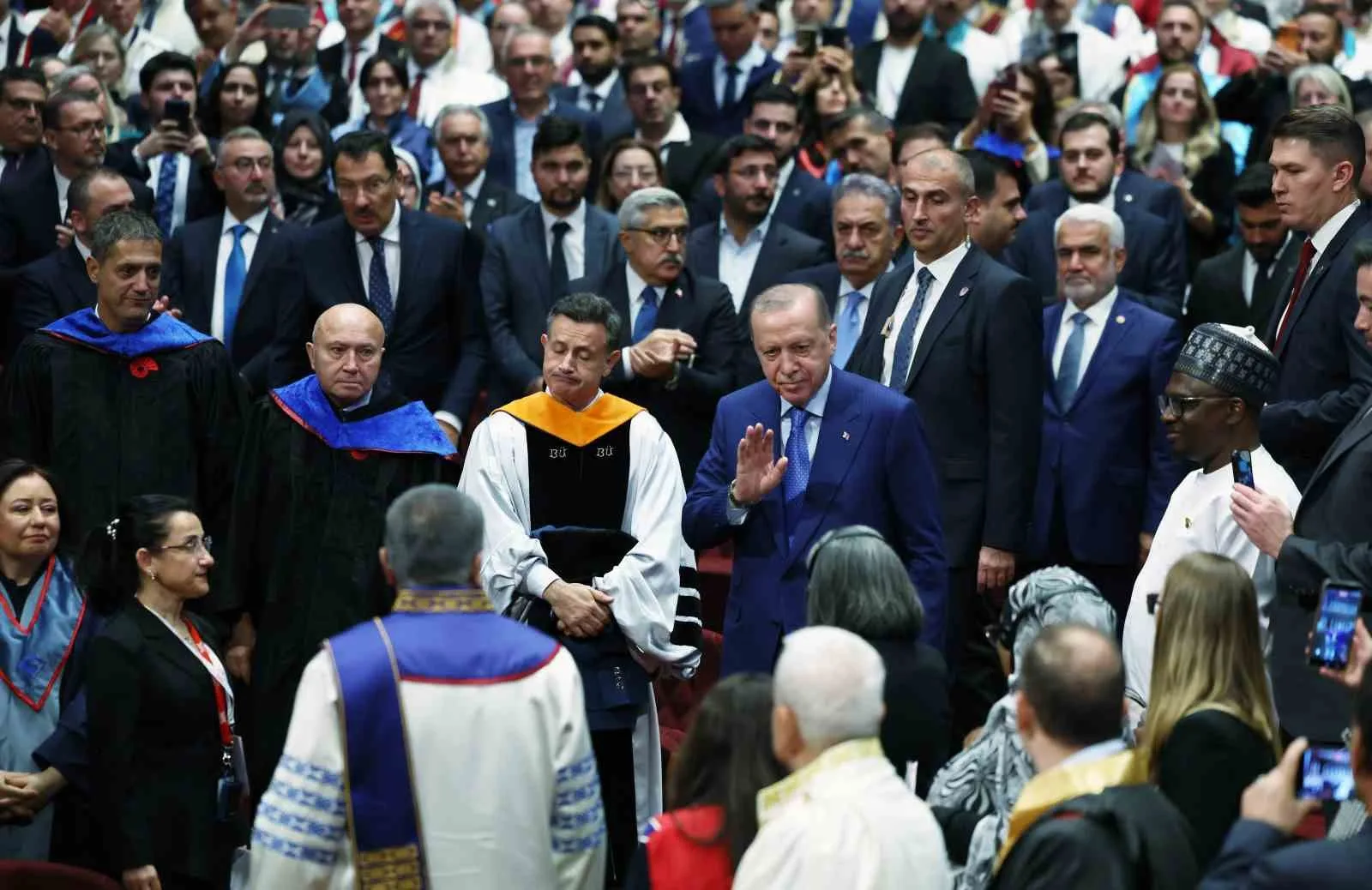 CUMHURBAŞKANI RECEP TAYYİP ERDOĞAN, "BİZ SON DERECE NİTELİKLİ BİR YÜKSEKÖĞRETİM SÜRECİNİ ANADOLU'NUN DÖRT BİR YANINA ULAŞTIRDIK. HANGİ GELİR GRUBUNDAN OLURSA OLSUN BU ÜLKENİN EVLATLARI BULUNDUKLARI ŞEHİRLERDE EĞİTİM ALABİLSİN DİYE DEVLETİMİZİN İMKANLARINI SEFERBER ETTİK" DEDİ.