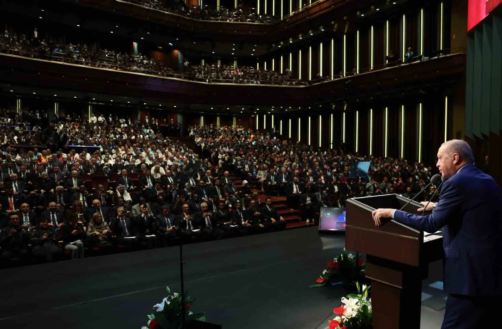 CUMHURBAŞKANI RECEP TAYYİP ERDOĞAN, "BİZ SON DERECE NİTELİKLİ BİR YÜKSEKÖĞRETİM SÜRECİNİ ANADOLU'NUN DÖRT BİR YANINA ULAŞTIRDIK. HANGİ GELİR GRUBUNDAN OLURSA OLSUN BU ÜLKENİN EVLATLARI BULUNDUKLARI ŞEHİRLERDE EĞİTİM ALABİLSİN DİYE DEVLETİMİZİN İMKANLARINI SEFERBER ETTİK" DEDİ.