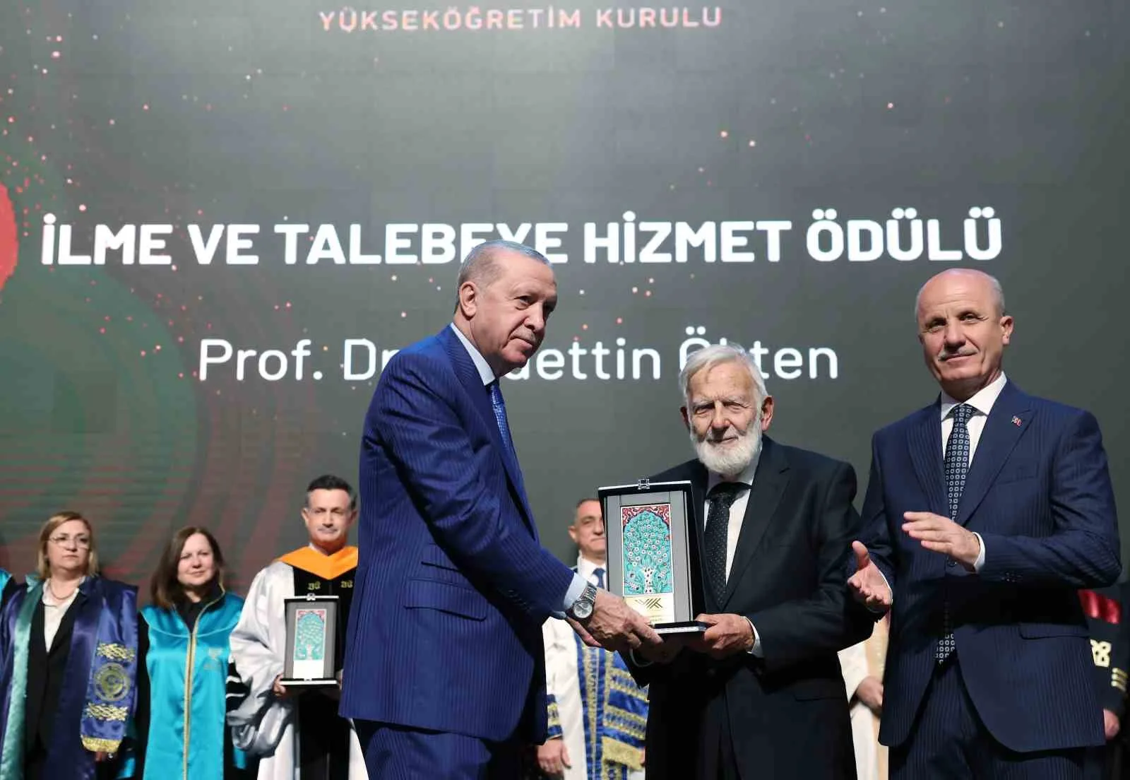 CUMHURBAŞKANI RECEP TAYYİP ERDOĞAN, "BİZ SON DERECE NİTELİKLİ BİR YÜKSEKÖĞRETİM SÜRECİNİ ANADOLU'NUN DÖRT BİR YANINA ULAŞTIRDIK. HANGİ GELİR GRUBUNDAN OLURSA OLSUN BU ÜLKENİN EVLATLARI BULUNDUKLARI ŞEHİRLERDE EĞİTİM ALABİLSİN DİYE DEVLETİMİZİN İMKANLARINI SEFERBER ETTİK" DEDİ.