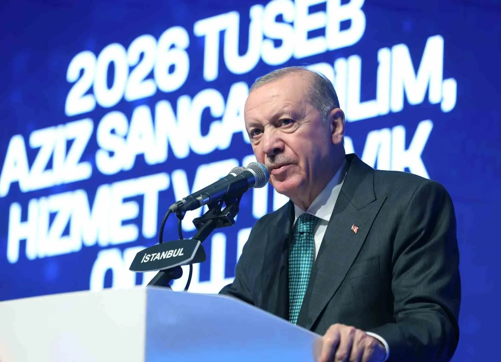 BİLİM İNSANLARININ ÇALIŞMALARININ GENÇLERE ÖRNEK OLDUĞUNU VURGULAYAN ERDOĞAN, GEÇMİŞTEKİ BAŞARILARIN YENİ BULUŞLARLA SÜRDÜRÜLMESİNİ KIYMETLİ BULDUĞUNU İFADE ETTİ.