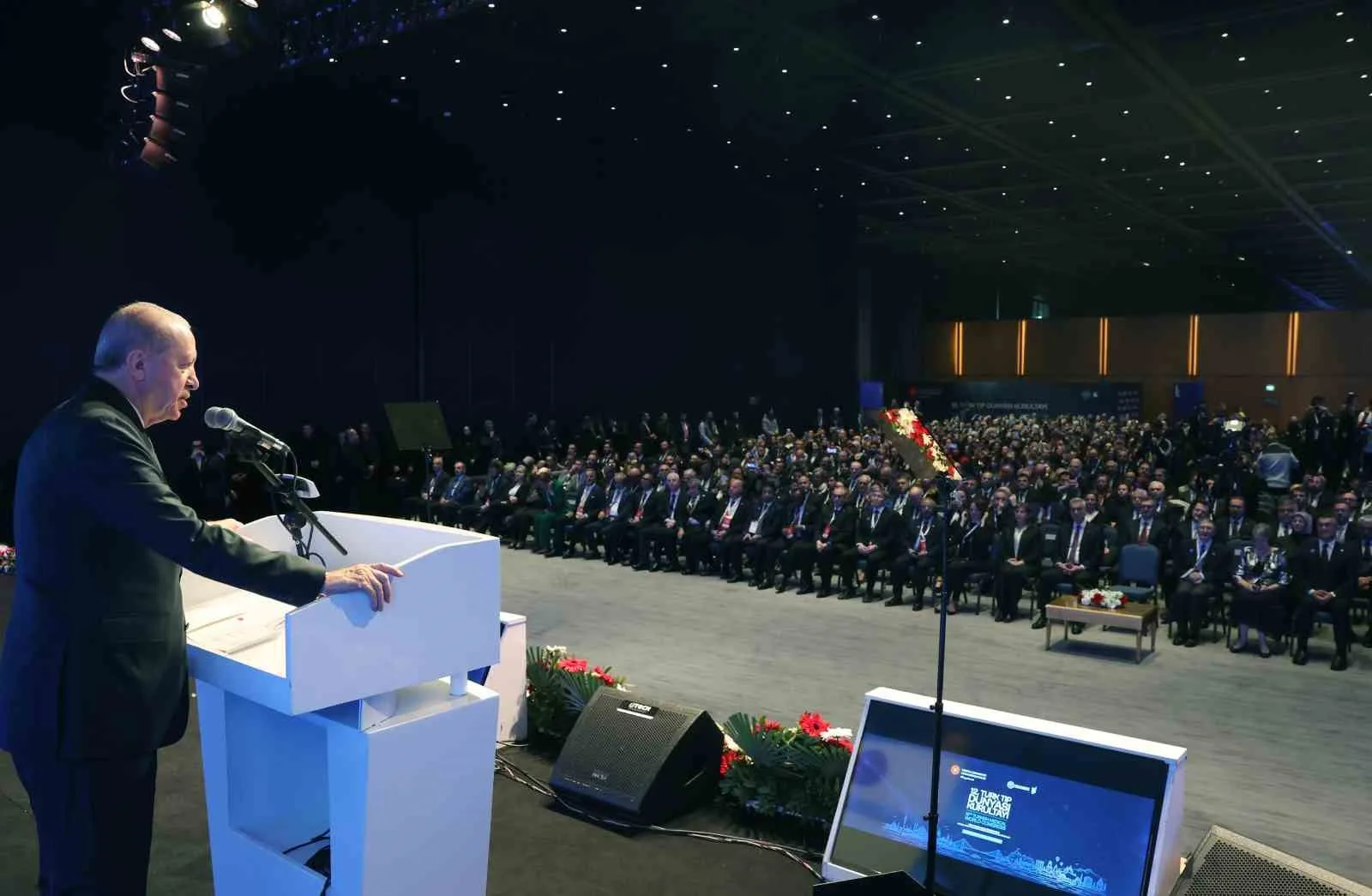 SAĞLIK ÇALIŞANLARININ VATANDAŞLARIN KALİTELİ SAĞLIK HİZMETLERİNE HIZLI ERİŞEBİLMESİ İÇİN YOĞUN BİR TEMPODA GÖREV YAPTIĞINI BELİRTEN ERDOĞAN, HEKİMLERİN ÇOĞU ZAMAN KENDİLERİNE VE AİLELERİNE AYIRACAKLARI ZAMANDAN FEDAKÂRLIK ETTİĞİNİ SÖYLEDİ.