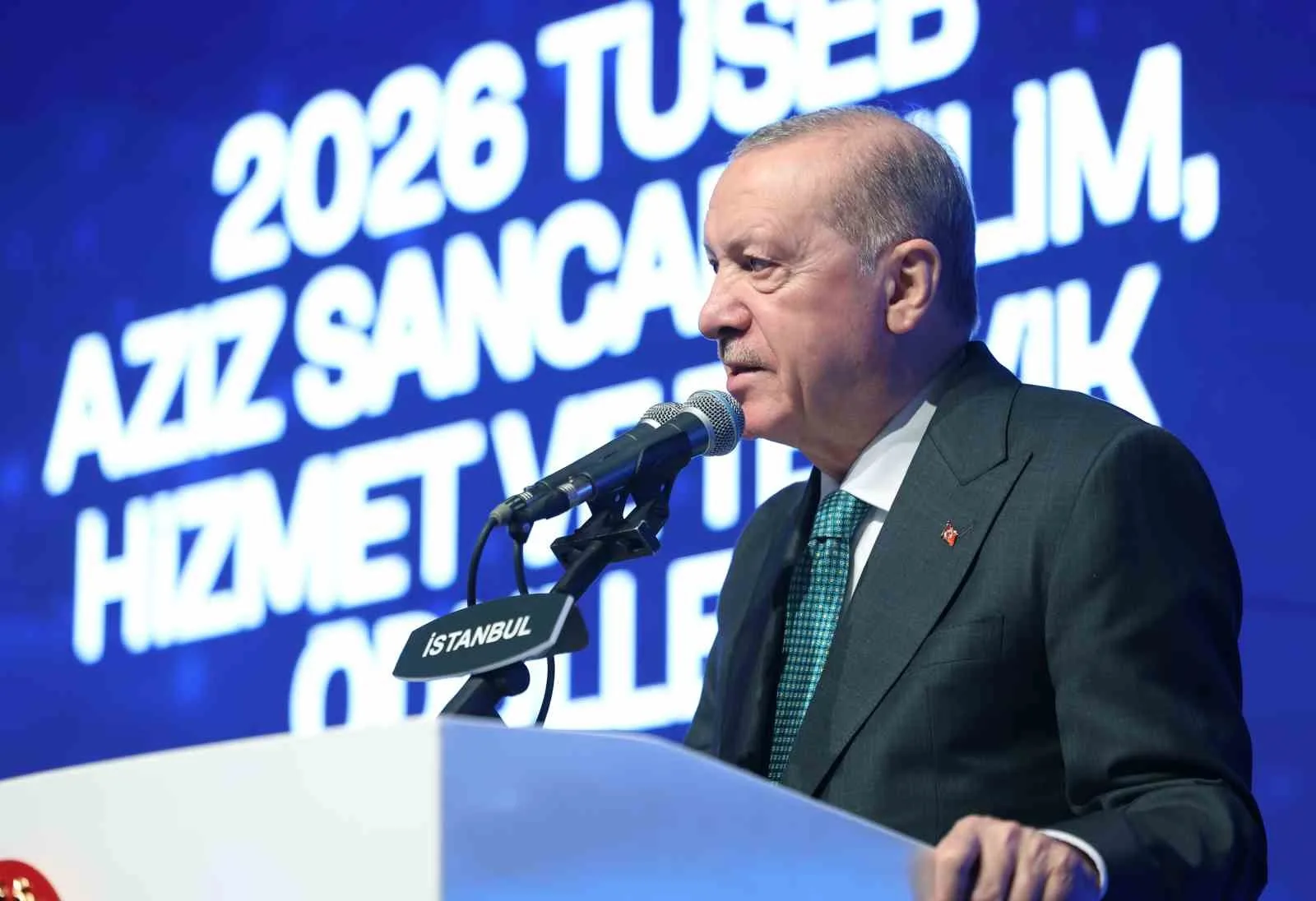 KAMUDA VE ÖZEL SEKTÖRDE GÖREV YAPAN TÜM SAĞLIK ÇALIŞANLARINA TEŞEKKÜR EDEN ERDOĞAN, "SAĞLIKLI TÜRKİYE YÜZYILI" VİZYONU DOĞRULTUSUNDA DÜZENLENEN KURULTAYIN, YENİ YOL HARİTALARININ DEĞERLENDİRİLMESİ AÇISINDAN STRATEJİK ÖNEM TAŞIDIĞINI İFADE ETTİ. ERDOĞAN, TÖRENDE ÖDÜL ALACAK BİLİM İNSANLARI VE FİRMALARI DA TEBRİK ETTİ.