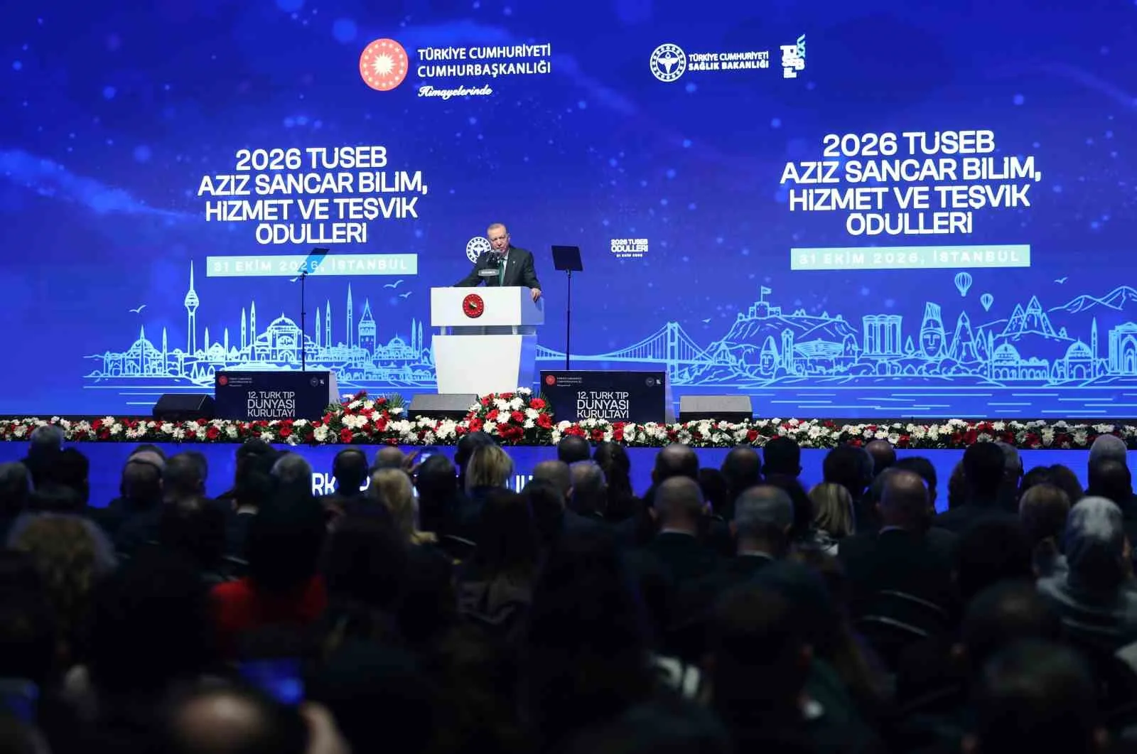 CUMHURBAŞKANI RECEP TAYYİP ERDOĞAN, İSTANBUL’DA DÜZENLENEN 12. TÜRK TIP DÜNYASI KURULTAYI VE TÜSEB AZİZ SANCAR BİLİM, HİZMET VE TEŞVİK ÖDÜLLERİ TÖRENİ’NDE, SAĞLIKTA YERLİ ÜRETİMİN ÖNEMİNİ VURGULADI.