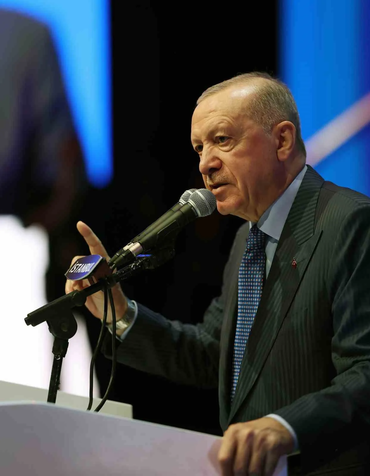 CUMHURBAŞKANI RECEP TAYYİP ERDOĞAN FON SORUNUNUN KONTROL ALTINA ALINDIĞINI BELİRTEREK, "TOPLAM FON SAYISININ YALNIZCA YÜZDE 4,6'SINDA ORTAYA ÇIKAN BİR SORUNDAN YOLA ÇIKARAK TÜM SERMAYE PİYASASI ARAÇLARINI TERÖRİZE ETMEK TÜRKİYE EKONOMİSİNİN ALTINI OYMAK OLUR. ÜLKEMİZİN KALKINMA YÜRÜYÜŞÜNE SABOTAJ DÜZENLEMEK OLUR" DEDİ. ERDOĞAN, MUHALEFETİ KRİZ TELLALLIĞI YAPMAKLA SUÇLAYARAK, "BİZİ SİYASETEN KÖŞEYE SIKIŞTIRMA ADINA SERMAYE PİYASALARIMIZA ATEŞ ETMEKTEN ÇEKİNMEDİLER" İFADELERİNİ KULLANDI.