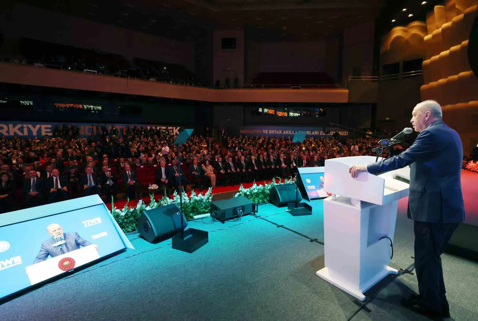 ERDOĞAN, "GEÇEN HAFTA OLAĞAN TASFİYEDE ÖDEMELER BAŞLADI, SORUNSUZ DEVAM EDİYOR. OLAĞANÜSTÜ TASFİYELERDE İSE TÜRKİYE BÜYÜK MİLLET MECLİSİ'MİZE SUNULAN KANUN TEKLİFİMİZİN YASALAŞMASINA MÜTEAKİP ARA ÖDEMELER BAŞLAYACAK" ŞEKLİNDE KONUŞTU.