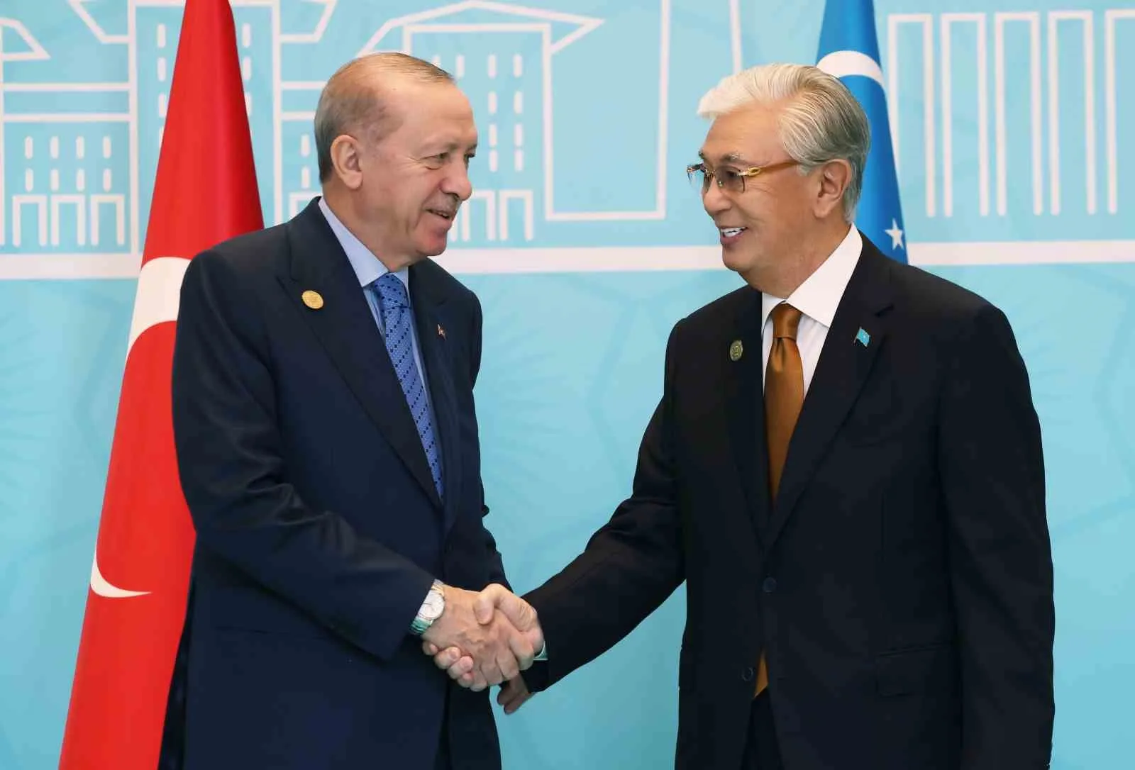 CUMHURBAŞKANI RECEP TAYYİP ERDOĞAN, TÜRK DEVLETLERİ TEŞKİLATI ZİRVESİ KAPSAMINDA ANKARA'YA GELEN LİDERLERİ CUMHURBAŞKANLIĞI KÜLLİYESİ'NDE KAPIDA KARŞILADI. KAZAKİSTAN CUMHURBAŞKANI KASIM CÖMERT TOKAYEV