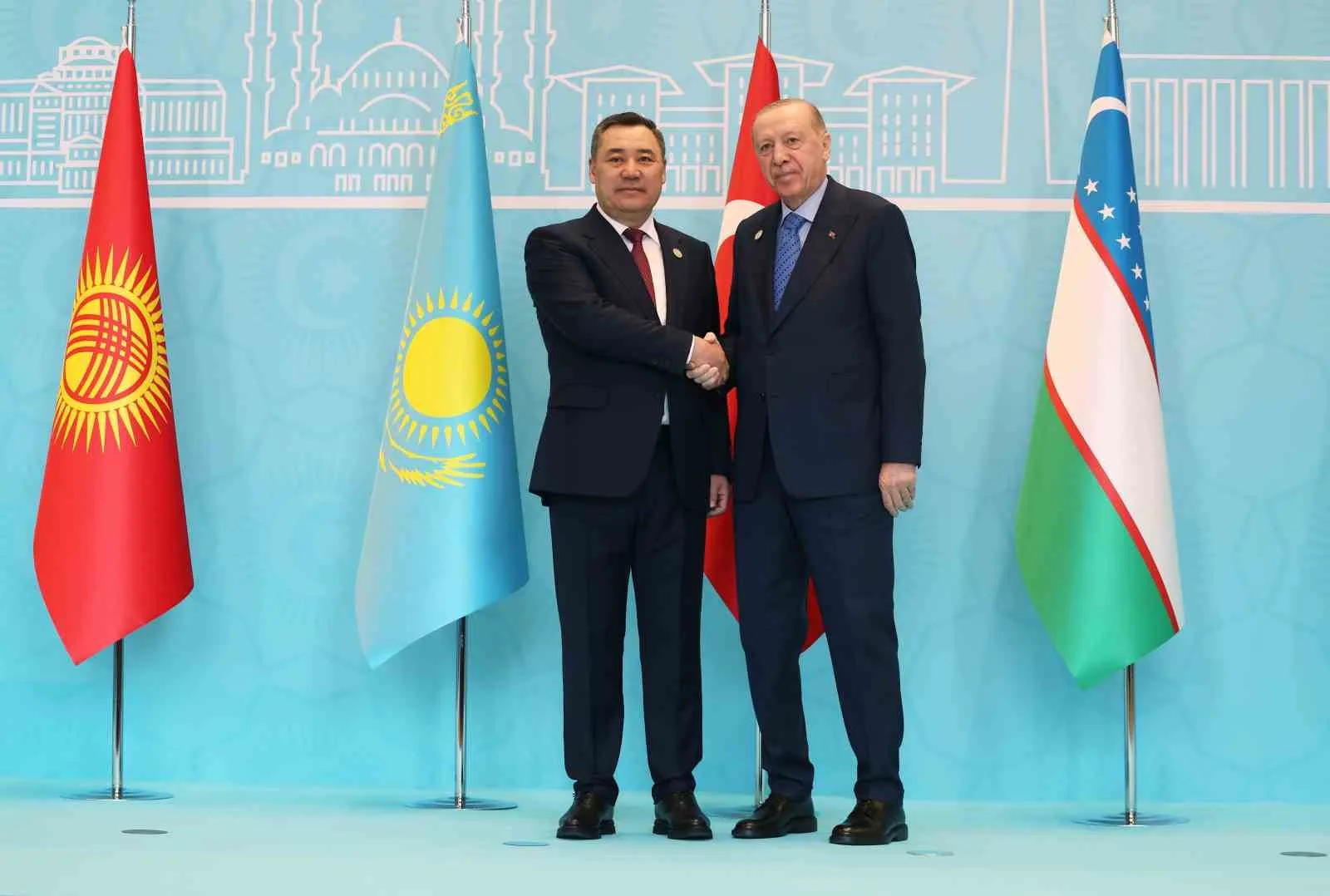 CUMHURBAŞKANI RECEP TAYYİP ERDOĞAN, TÜRK DEVLETLERİ TEŞKİLATI ZİRVESİ KAPSAMINDA ANKARA'YA GELEN LİDERLERİ CUMHURBAŞKANLIĞI KÜLLİYESİ'NDE KAPIDA KARŞILADI. KIRGIZİSTAN CUMHURBAŞKANI SADIR CAPAROV